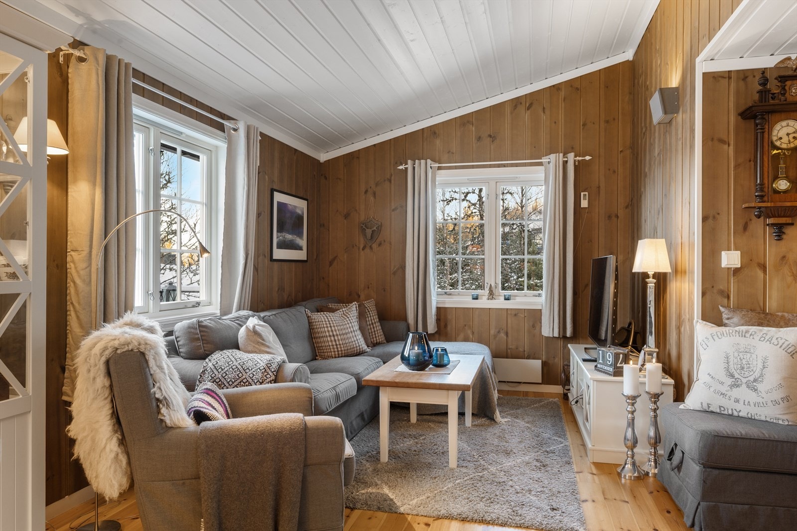 Lun og trivelig stue med plass til sofagruppe og TV-møbler mm. Galleribilde