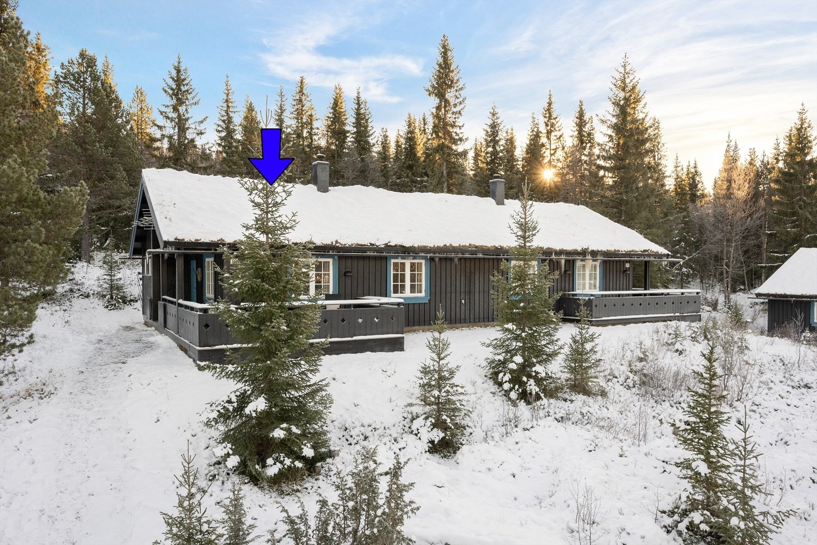 Fritidsboligen går over ett plan og er del av en vertikaldelt tomannsbolig fra 1996.. Galleribilde