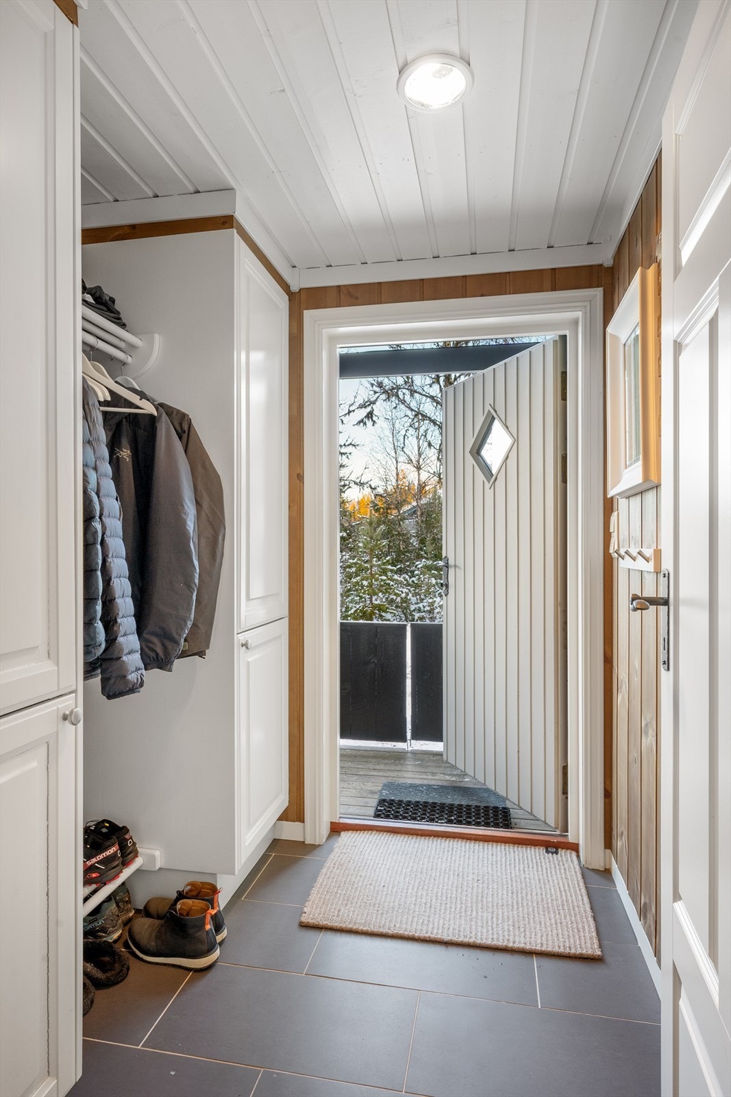 Her er det godt tilrettelagt for oppbevaring av yttertøy og sko. Galleribilde