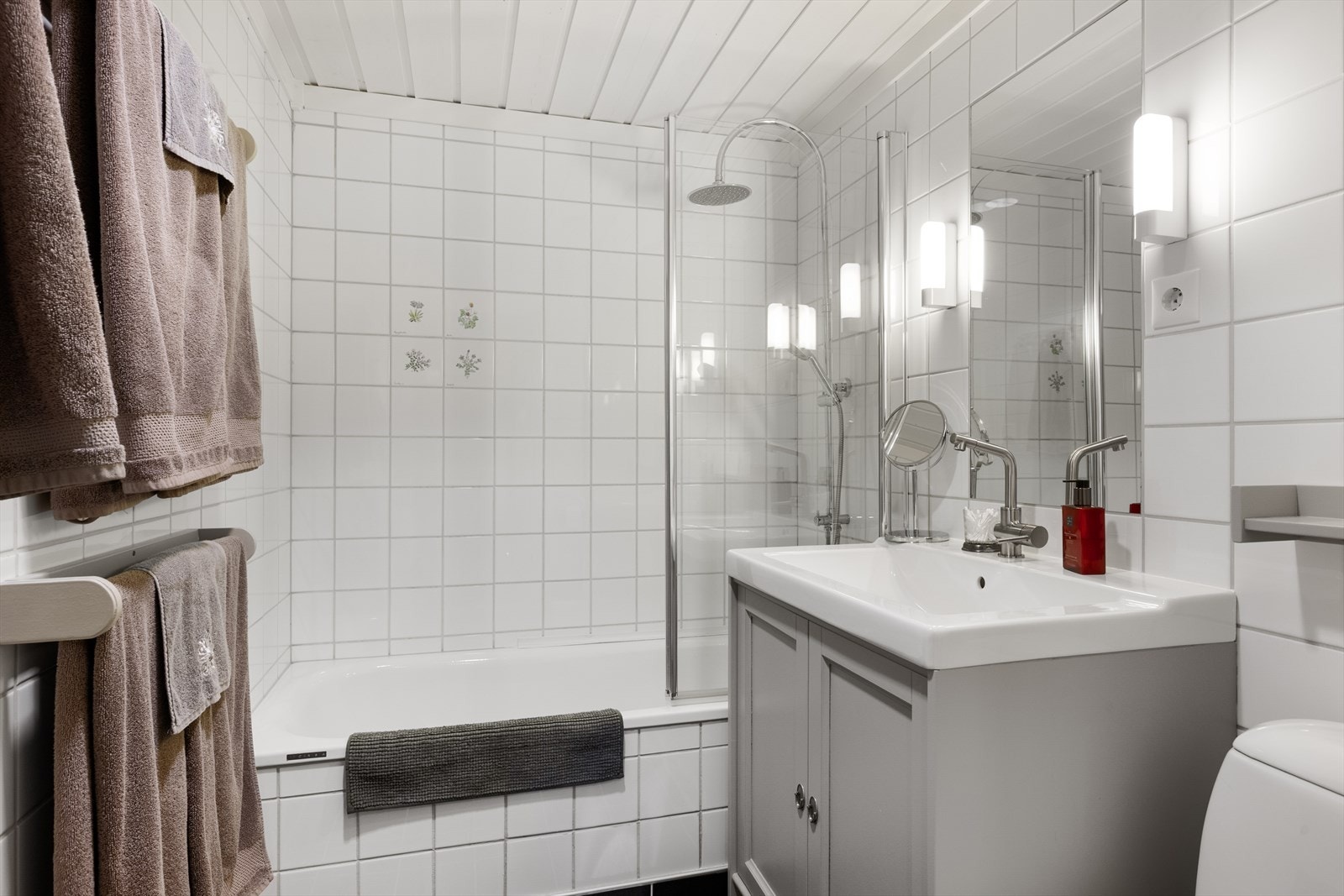 Badet er tidløst innredet og har flislagte overflater og gulvvarme. Galleribilde