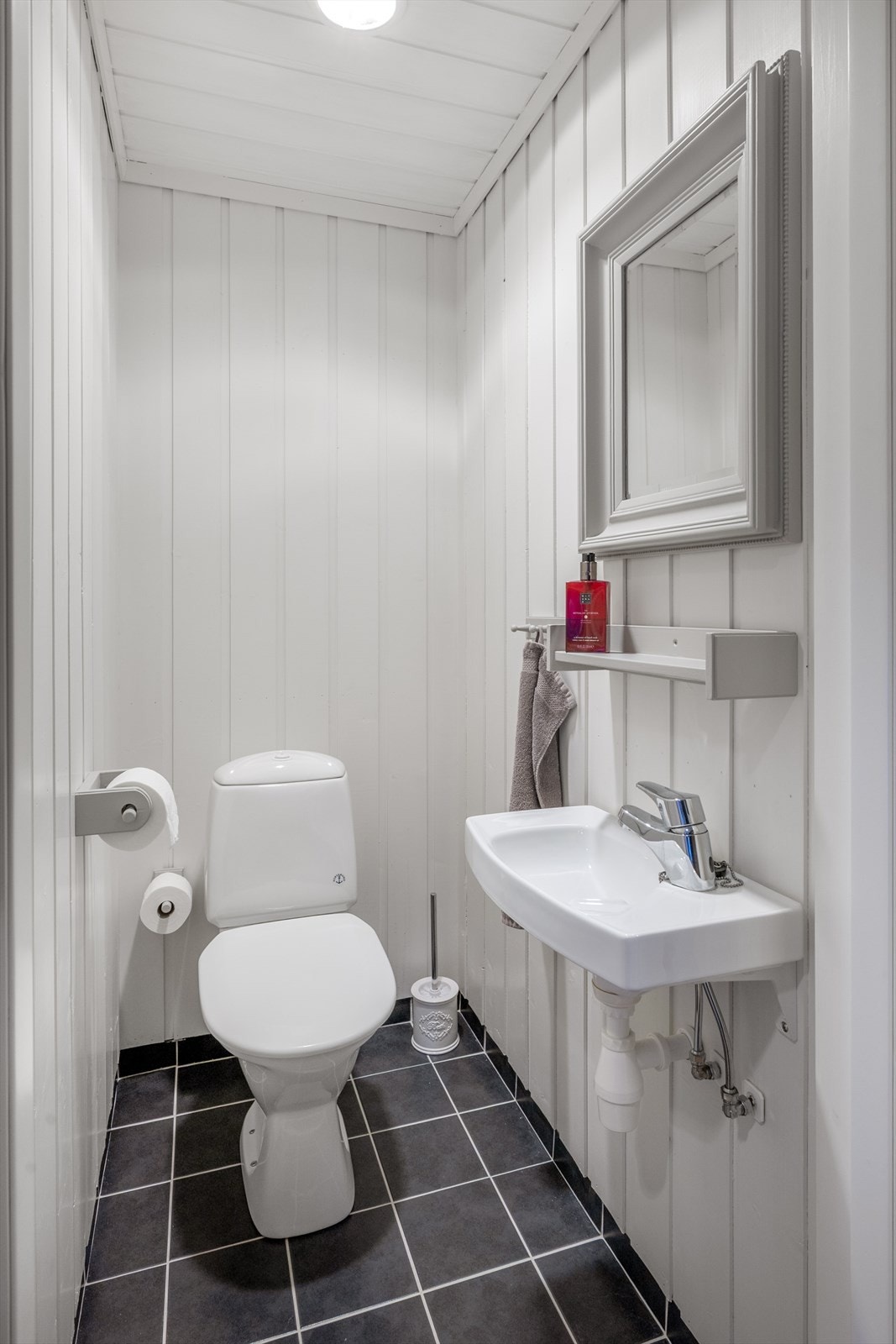 I tillegg har boligen et separat toalettrom med flislagt gulv. Galleribilde