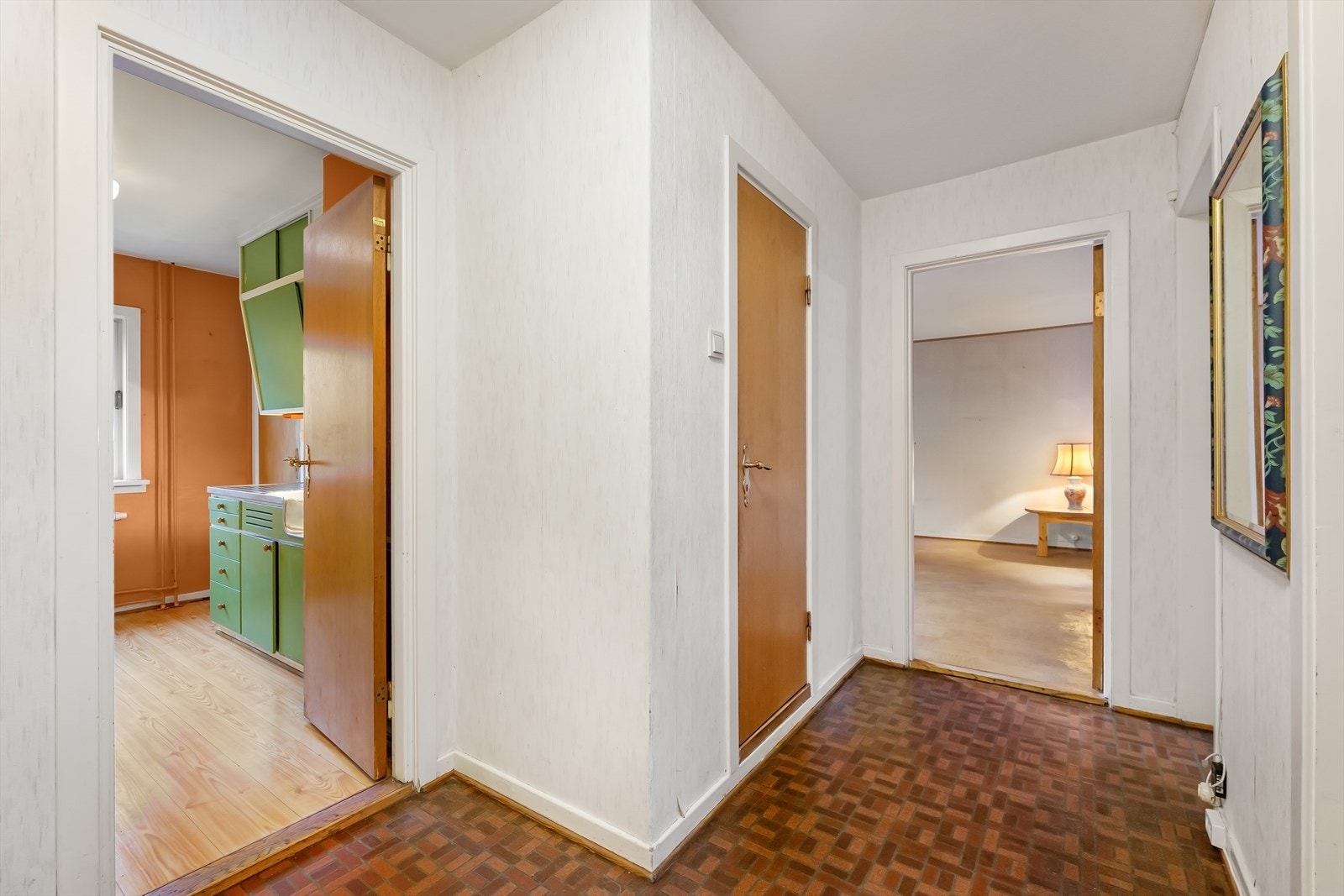 Romslig entré med adkomst til alle rom i leiligheten. Galleribilde