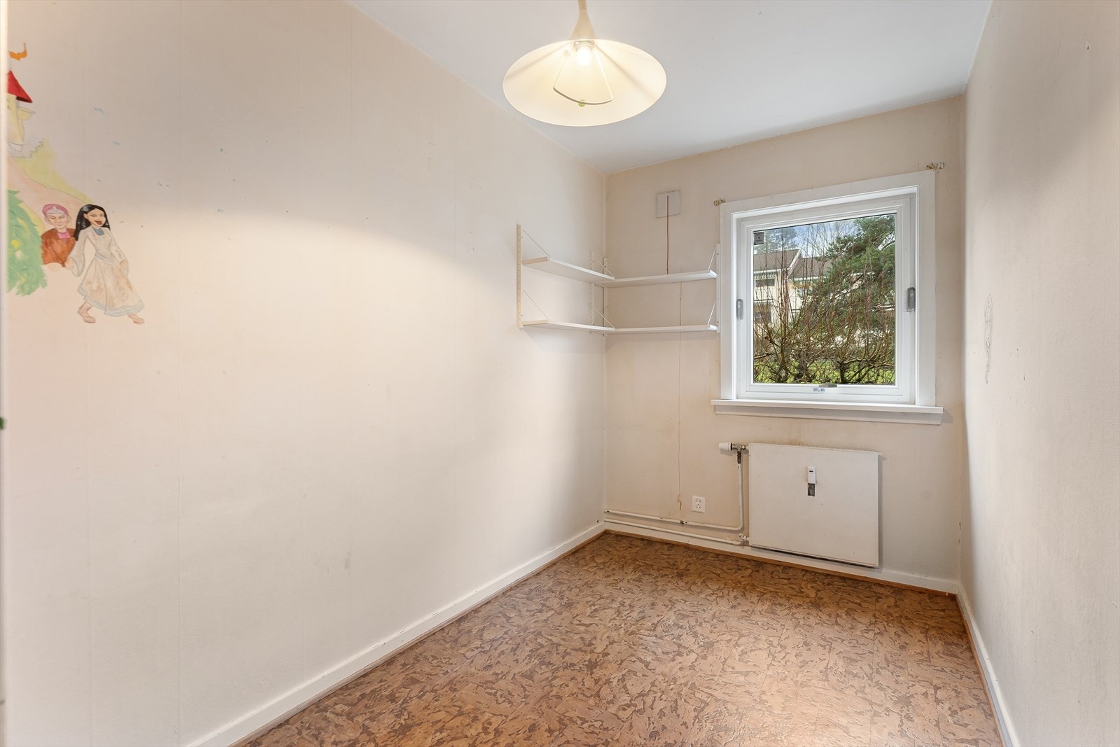 Soverom 2 har god plass og kan brukes som soverom, barnerom, gjesterom eller kontor. Galleribilde