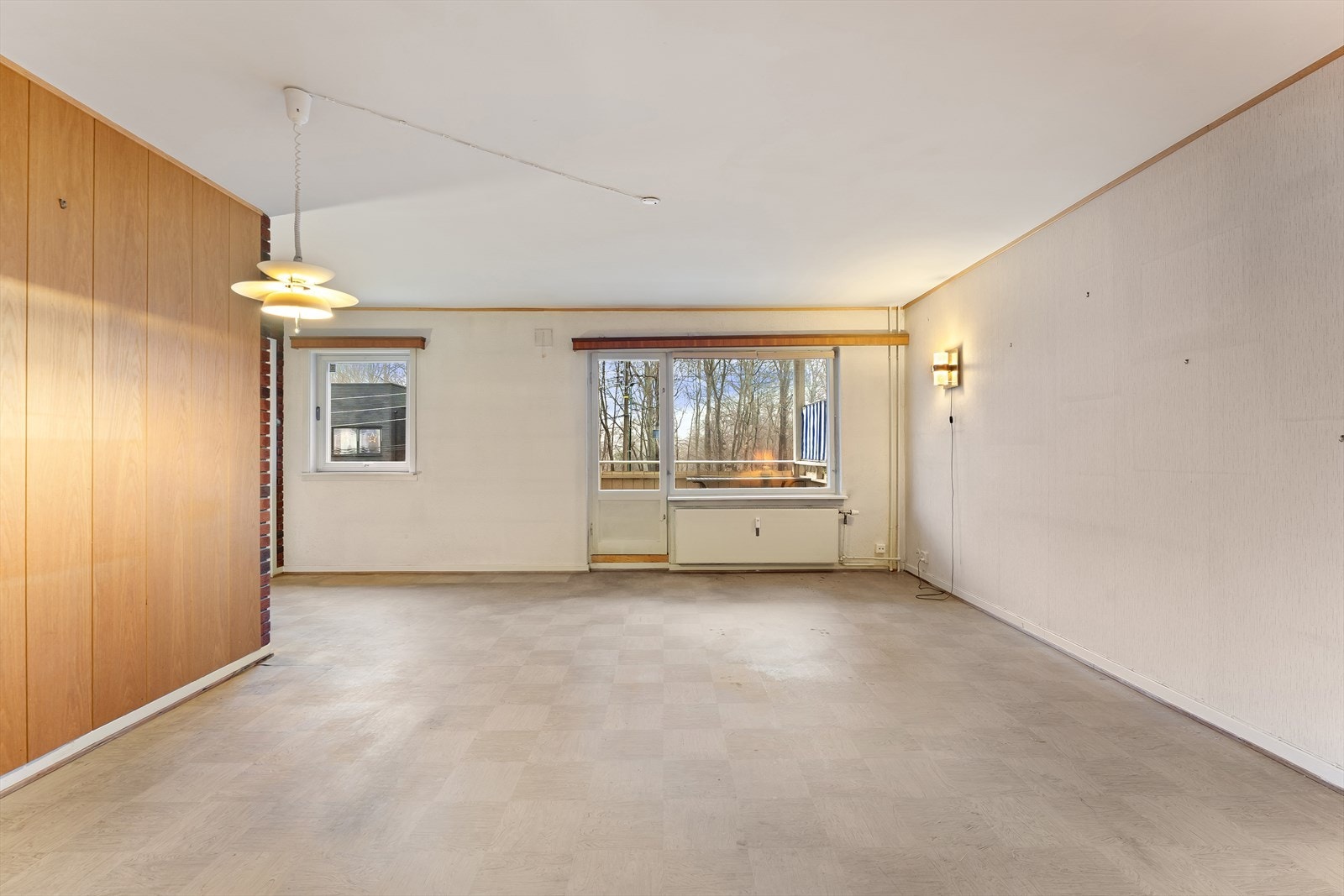 Gjennomgående 4-roms leilighet med 7 kvm solrik veranda. Et oppussingsobjekt med stort potensiale. Galleribilde