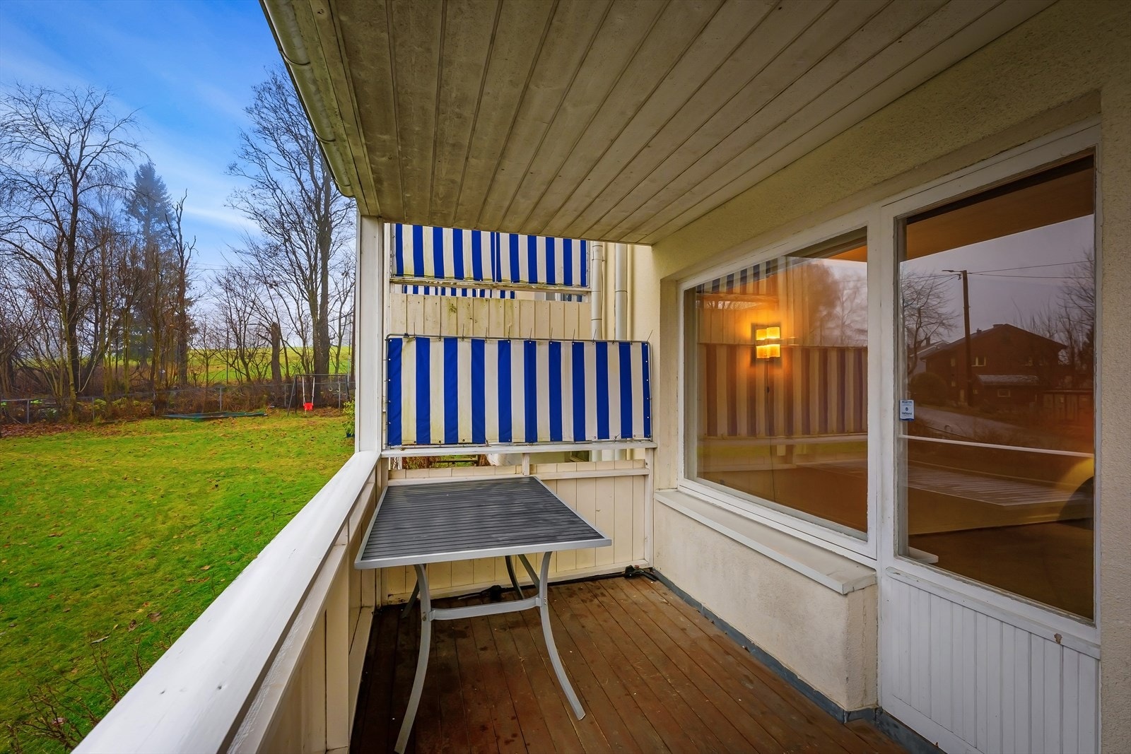 Solrik, sydvestvend veranda med god plass til sittegruppe og grill. En fin forlengelse av leiligheten i sommerhalvåret. Galleribilde