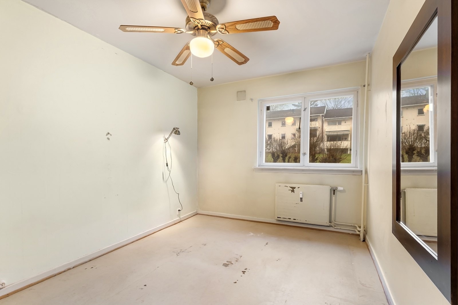 Lyst og luftig soverom med god plass til dobbeltseng. Galleribilde