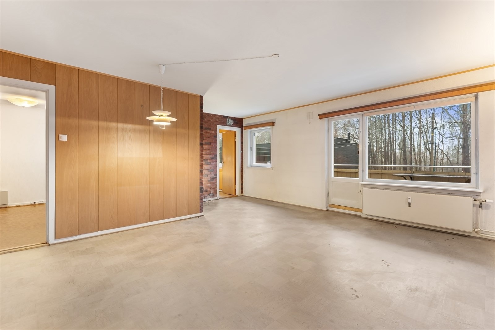 Ingen innsyn og store, gode vindusflater som slipper inn rikelig med lys. Galleribilde