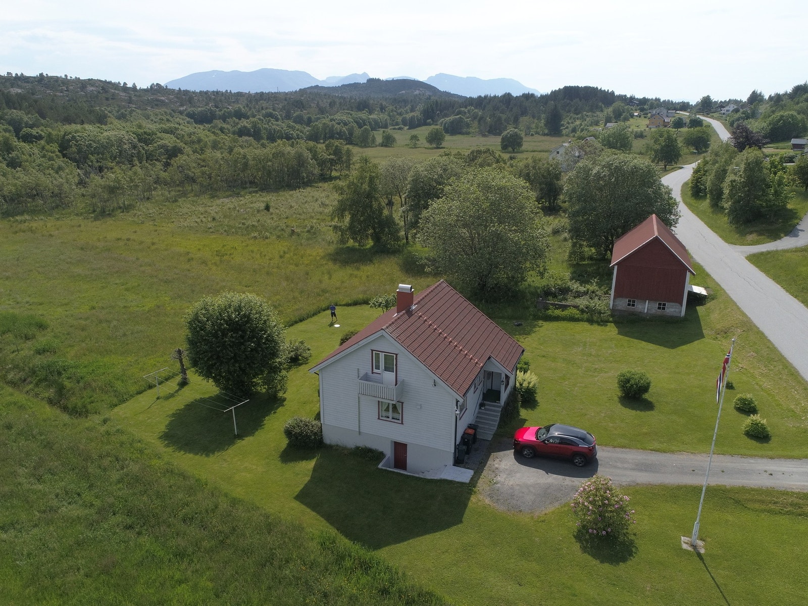 Enebolig og driftsbygning i hyggelig nabolag. Galleribilde