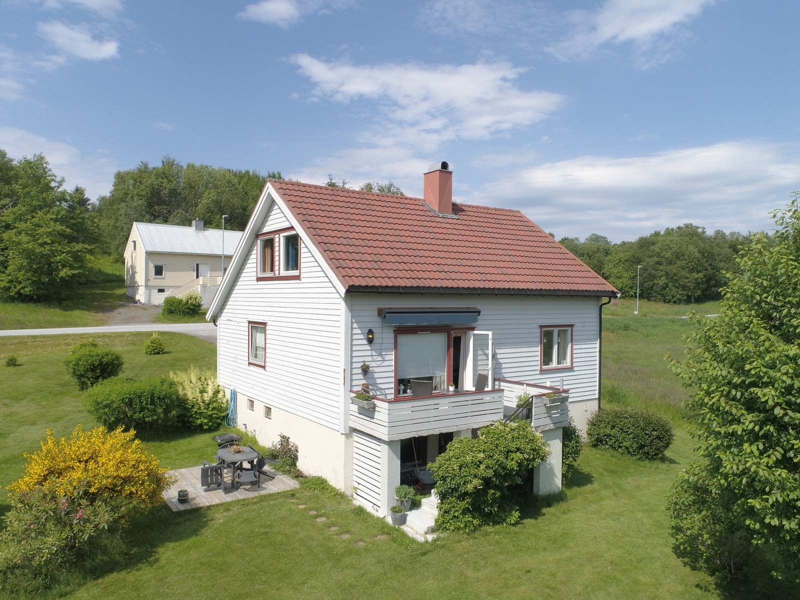 Småbruk i flott omgivelser på Eikrem Galleribilde