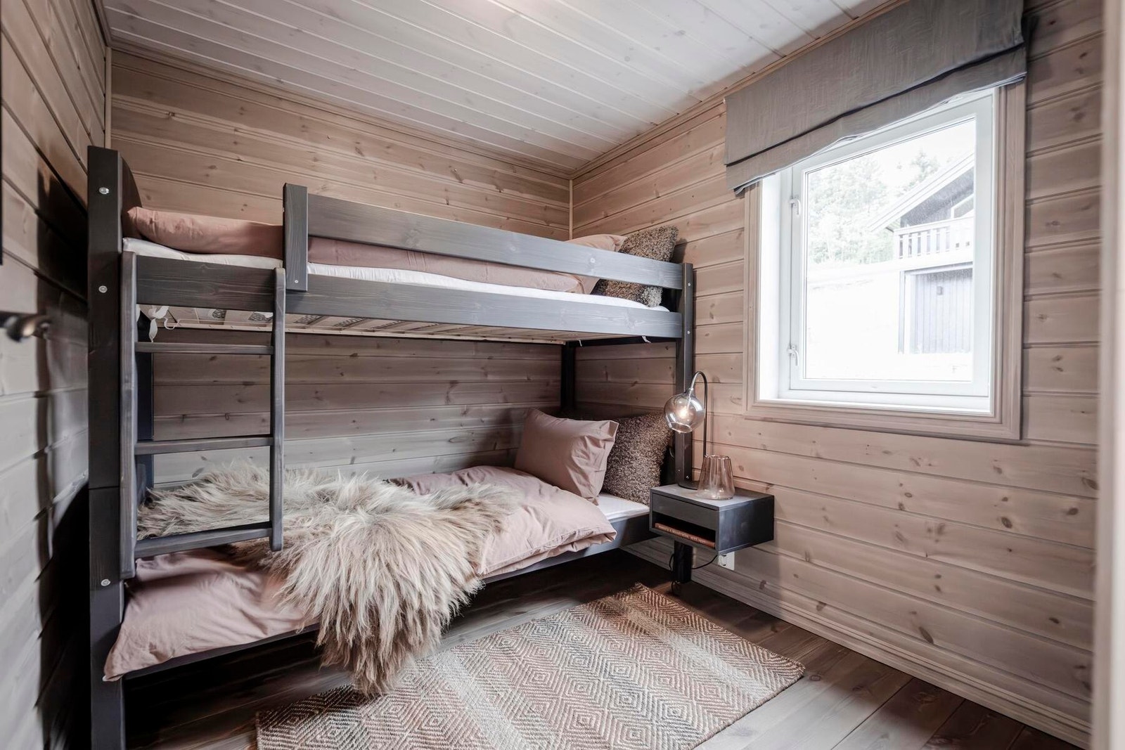 Hytta har 2 gode soverom på hovedplan. Foto fra vår visningshytte på Hellerudsletta Galleribilde