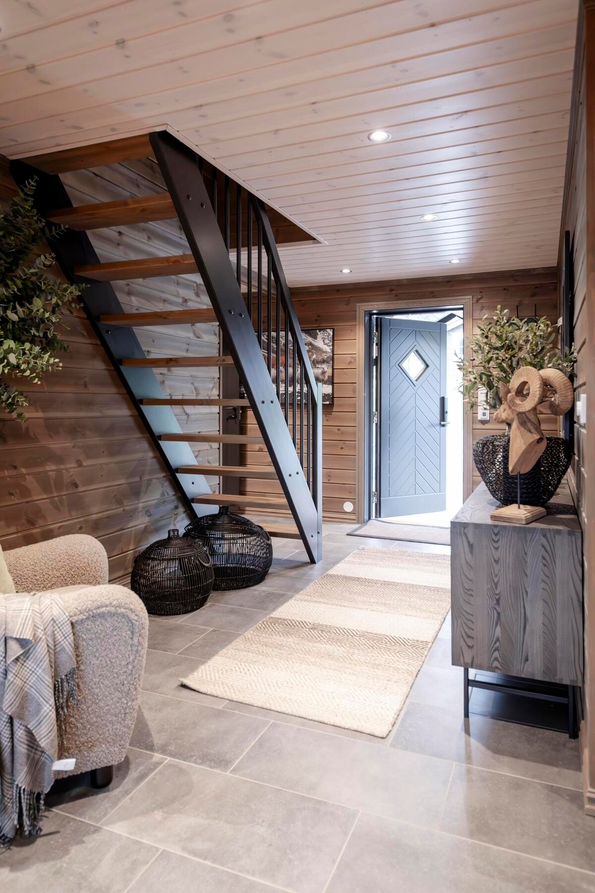 I entrèen er det god trapp opp til hemsen. Foto fra en av våre hyttemodeller Galleribilde
