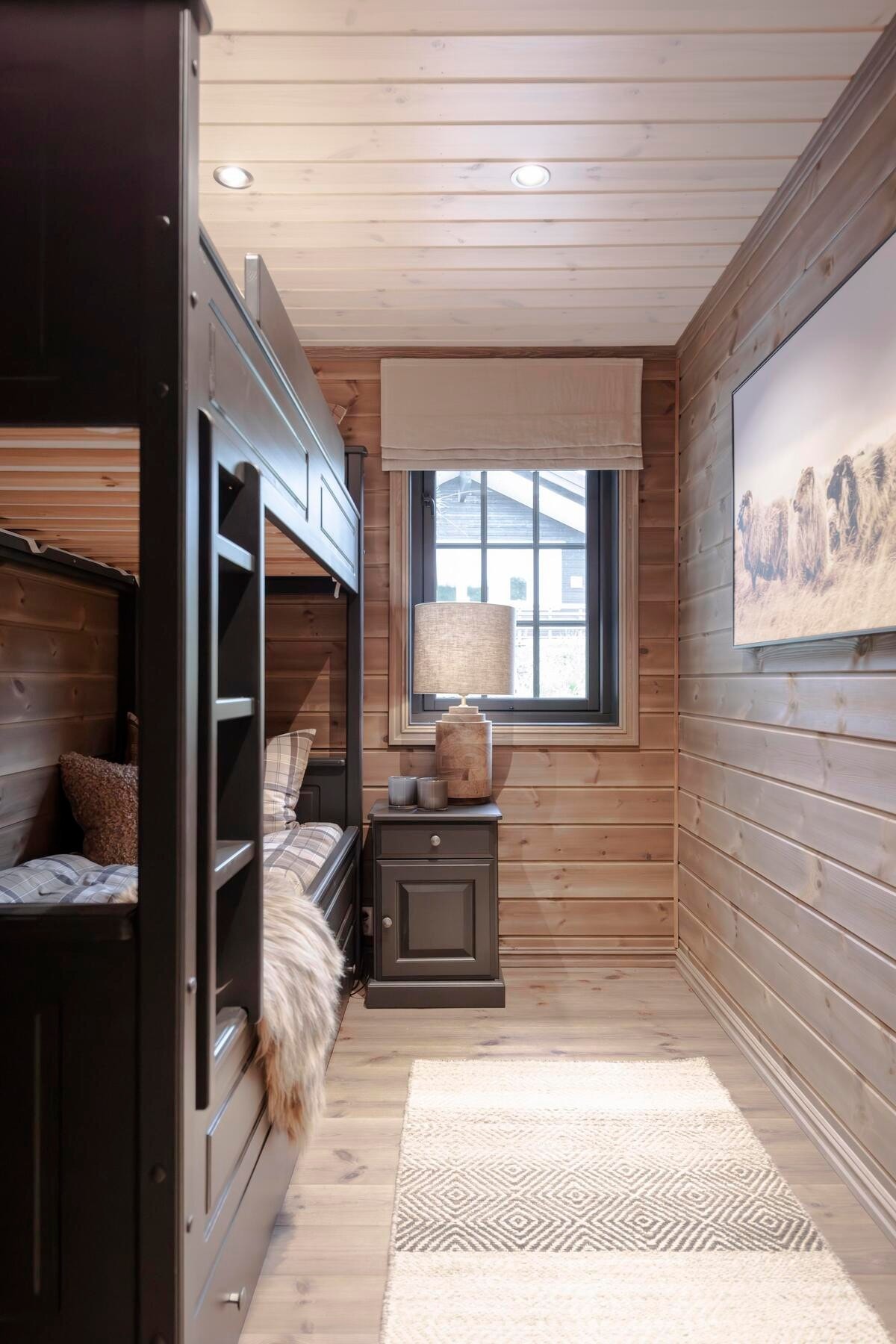 Hytta har 2 gode soverom på hovedplan. Foto fra vår visningshytte på Hellerudsletta Galleribilde