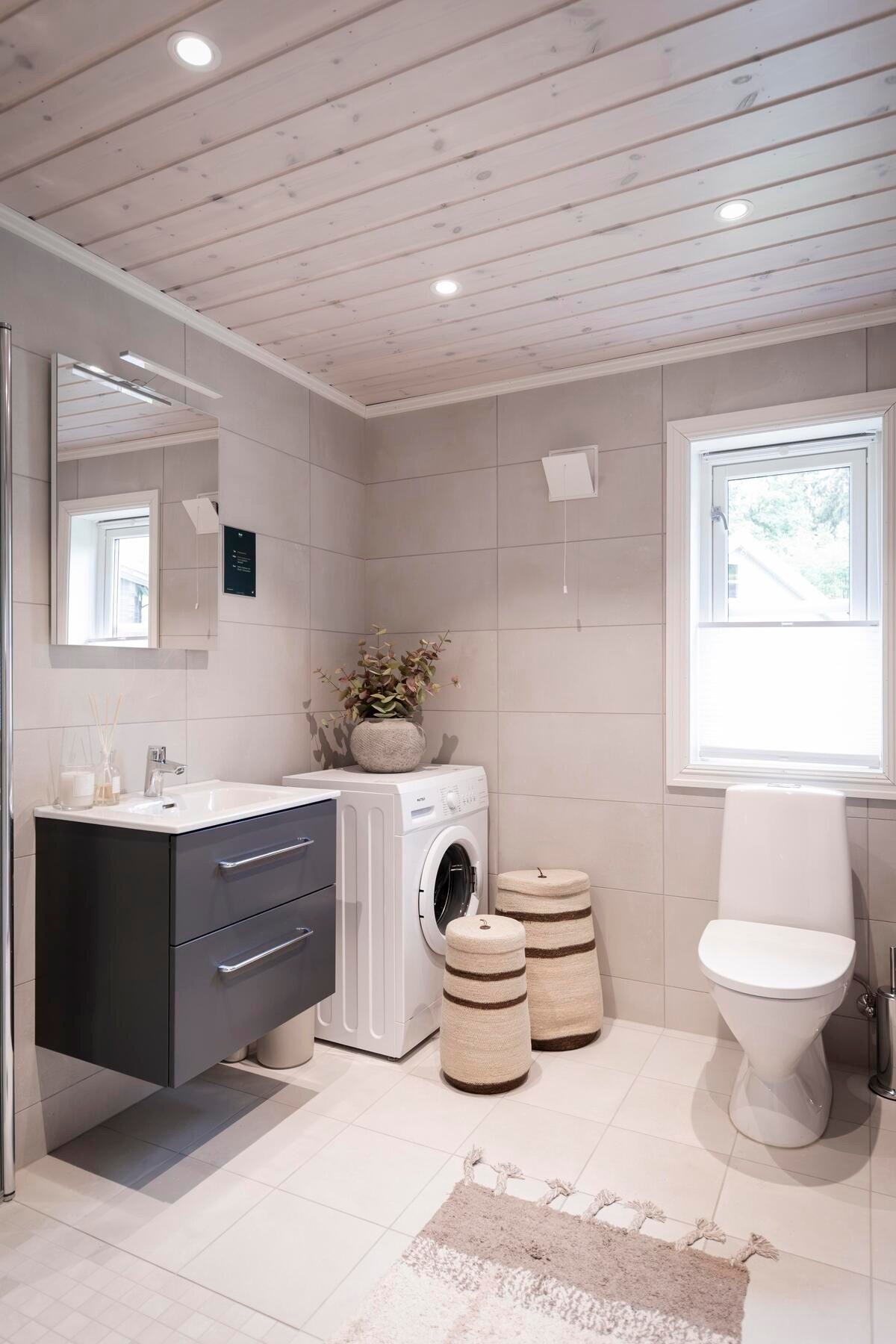 Lekkert flislagt bad.
Foto fra vår visningshytte på Hellerudsletta Galleribilde