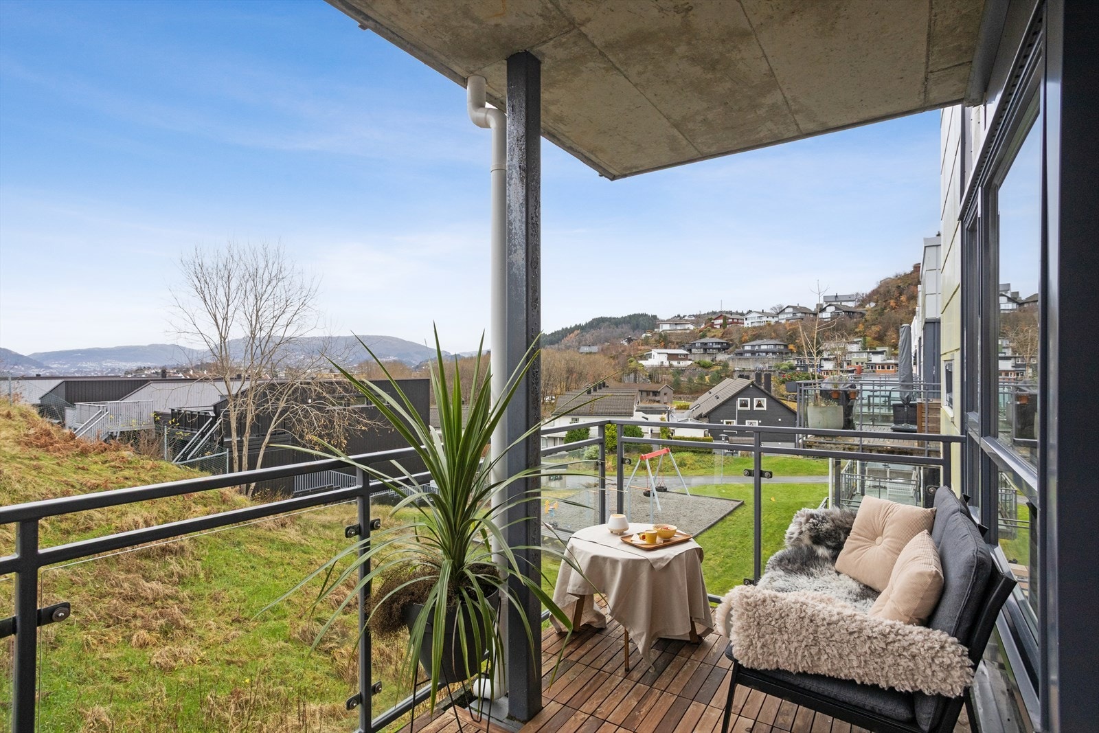 Fra stuen er det utgang til en altan på 11 kvm. Det er flott utsikt til Ulriken, Fløyen og Løvstakken. Galleribilde