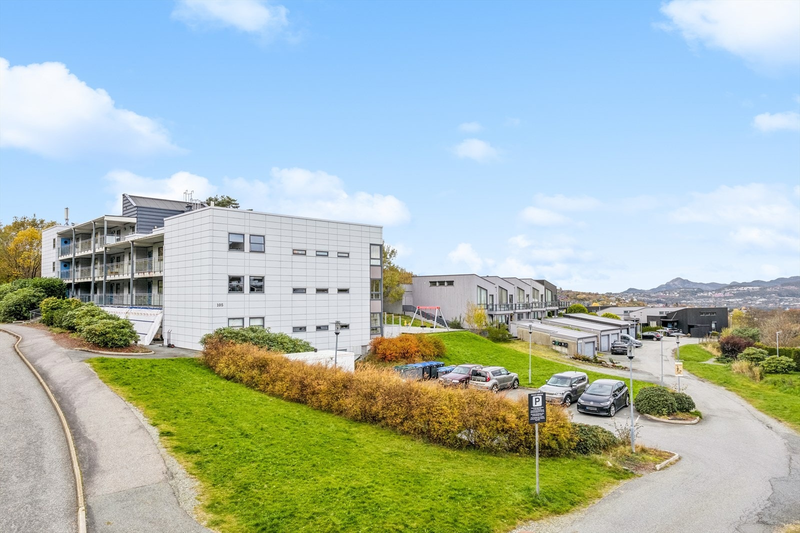 Det er gode parkeringsmuligheter også for gjester. Galleribilde