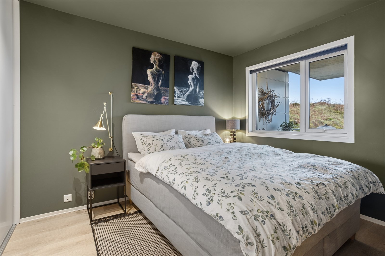 Hovedsoverommet har god plass til dobbeltseng og tilhørende møblement. Galleribilde