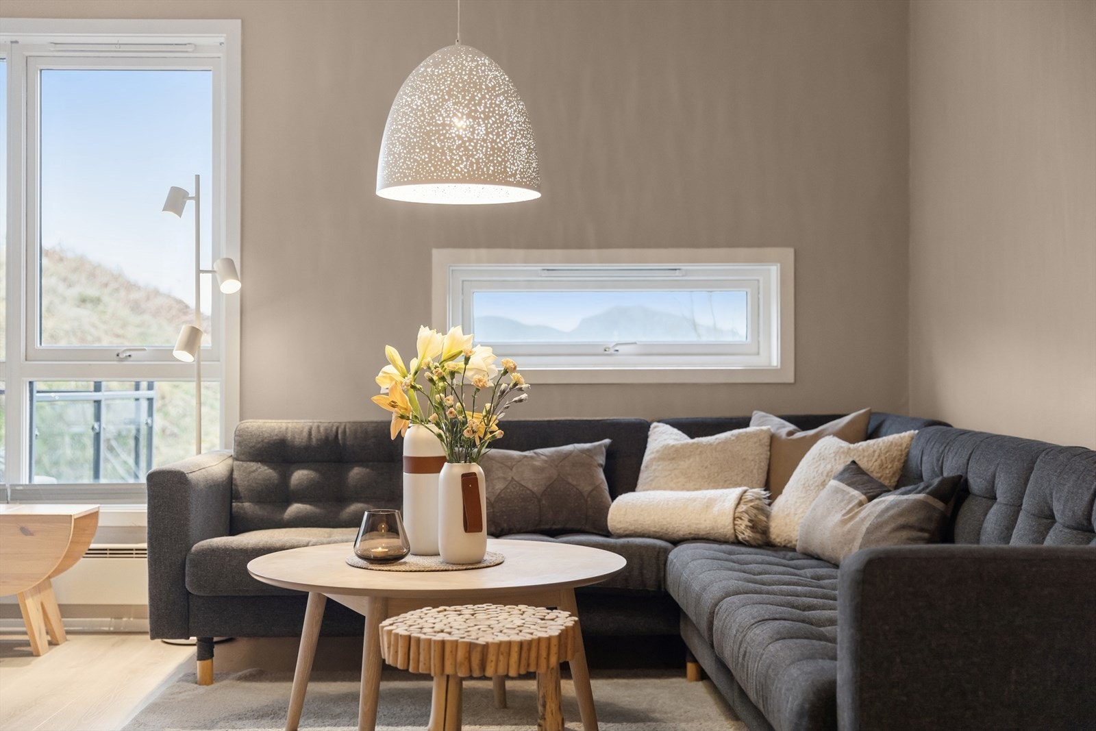 Stuen har gode lysforhold fra de store vindusflatene. Galleribilde