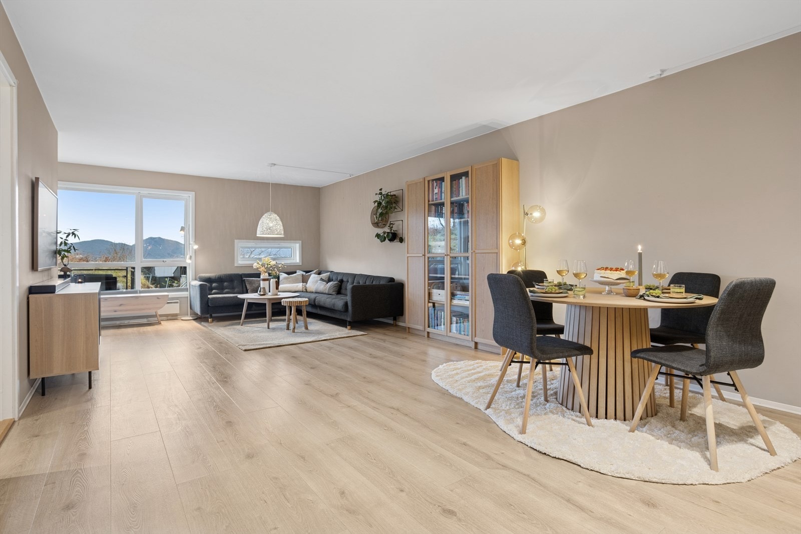 Det er god plass til stor spisestue vis a vis kjøkken. Galleribilde