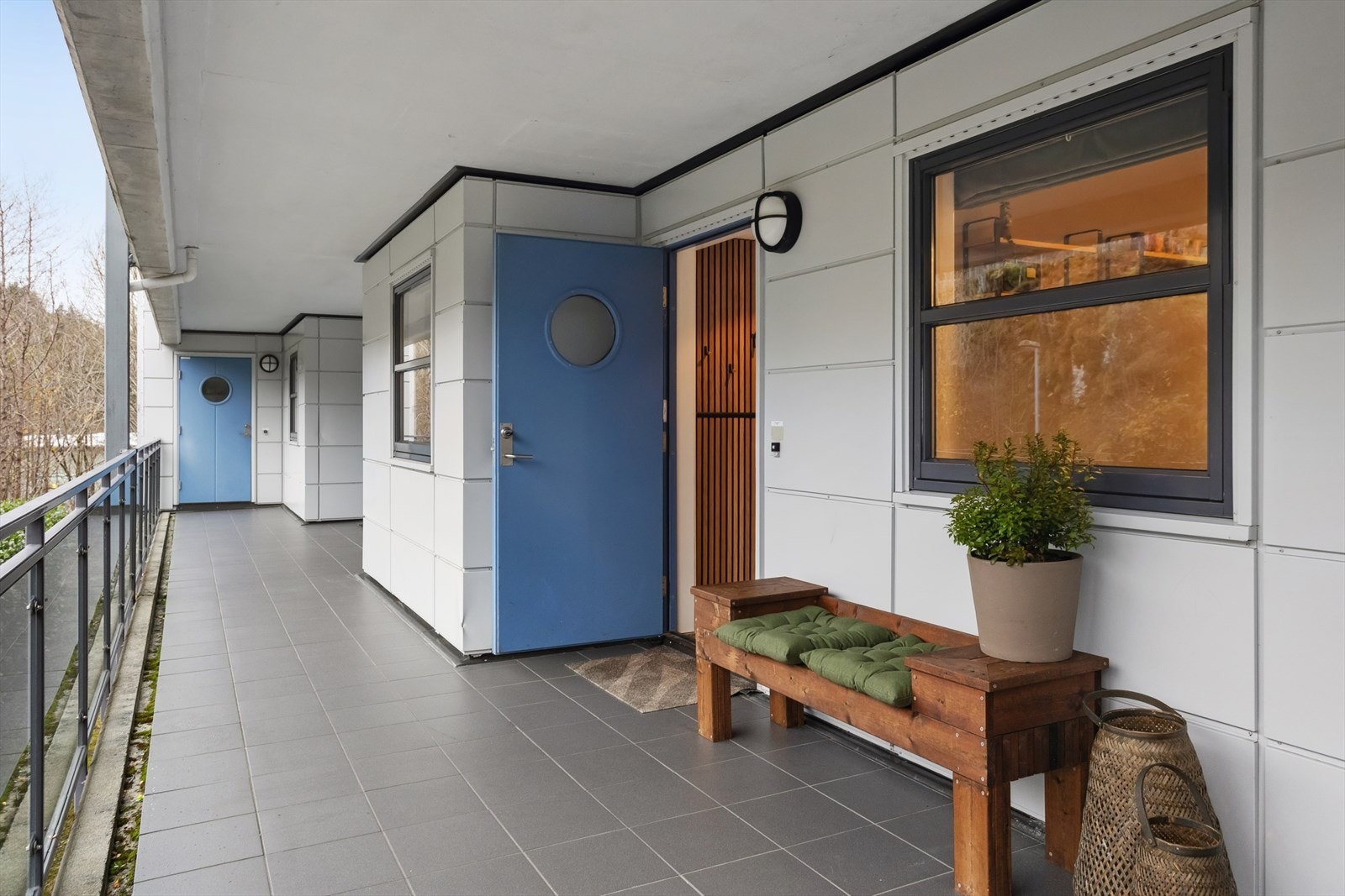 Hyggelig inngangsparti med sitteplass. Galleribilde