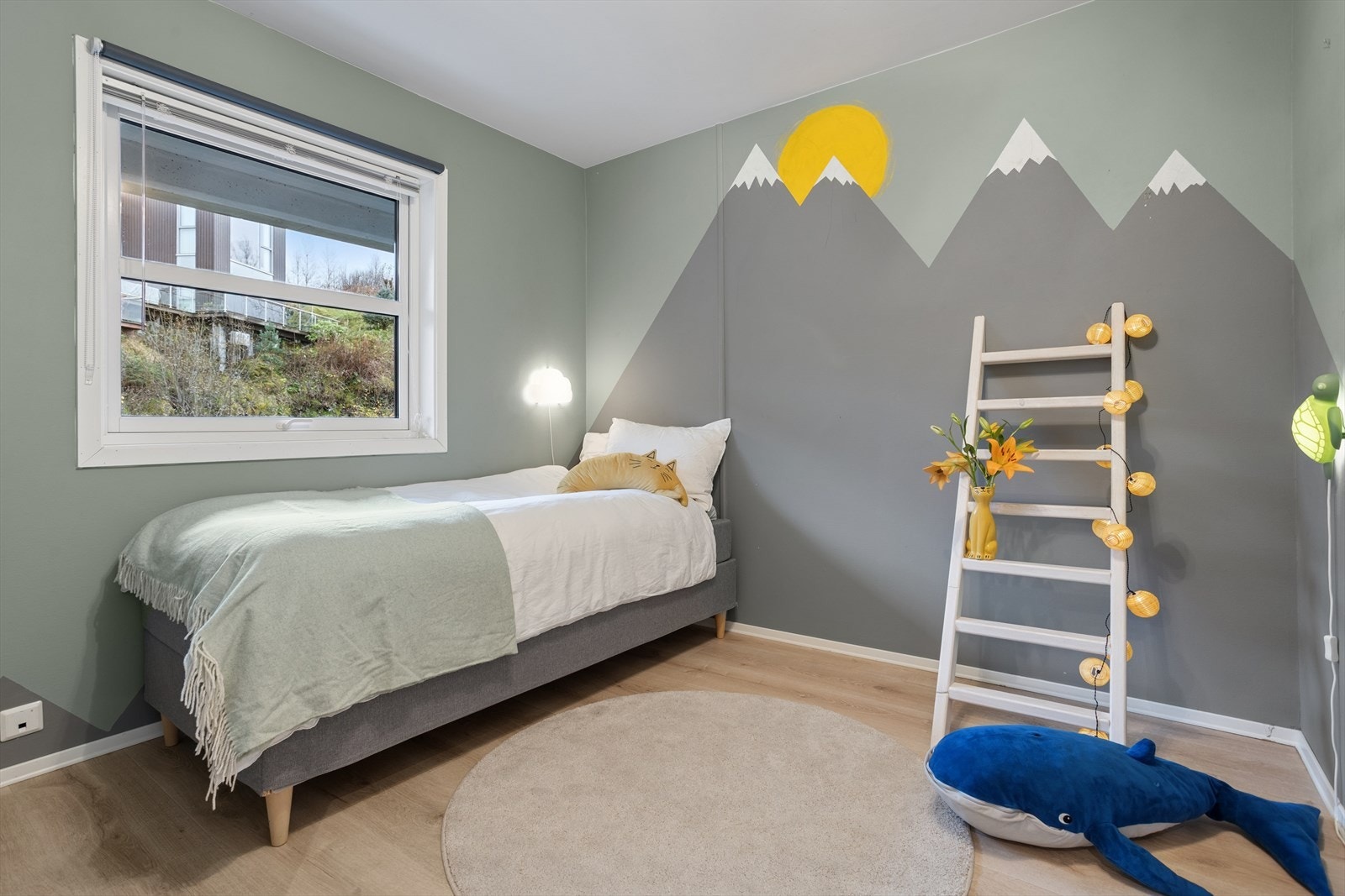 Soverom 2 byr og på god plass. Her får du plass til seng og ønsket møblering man trenger på et barnerom. Det medfølger også garderobeskap på soverom 2. Galleribilde