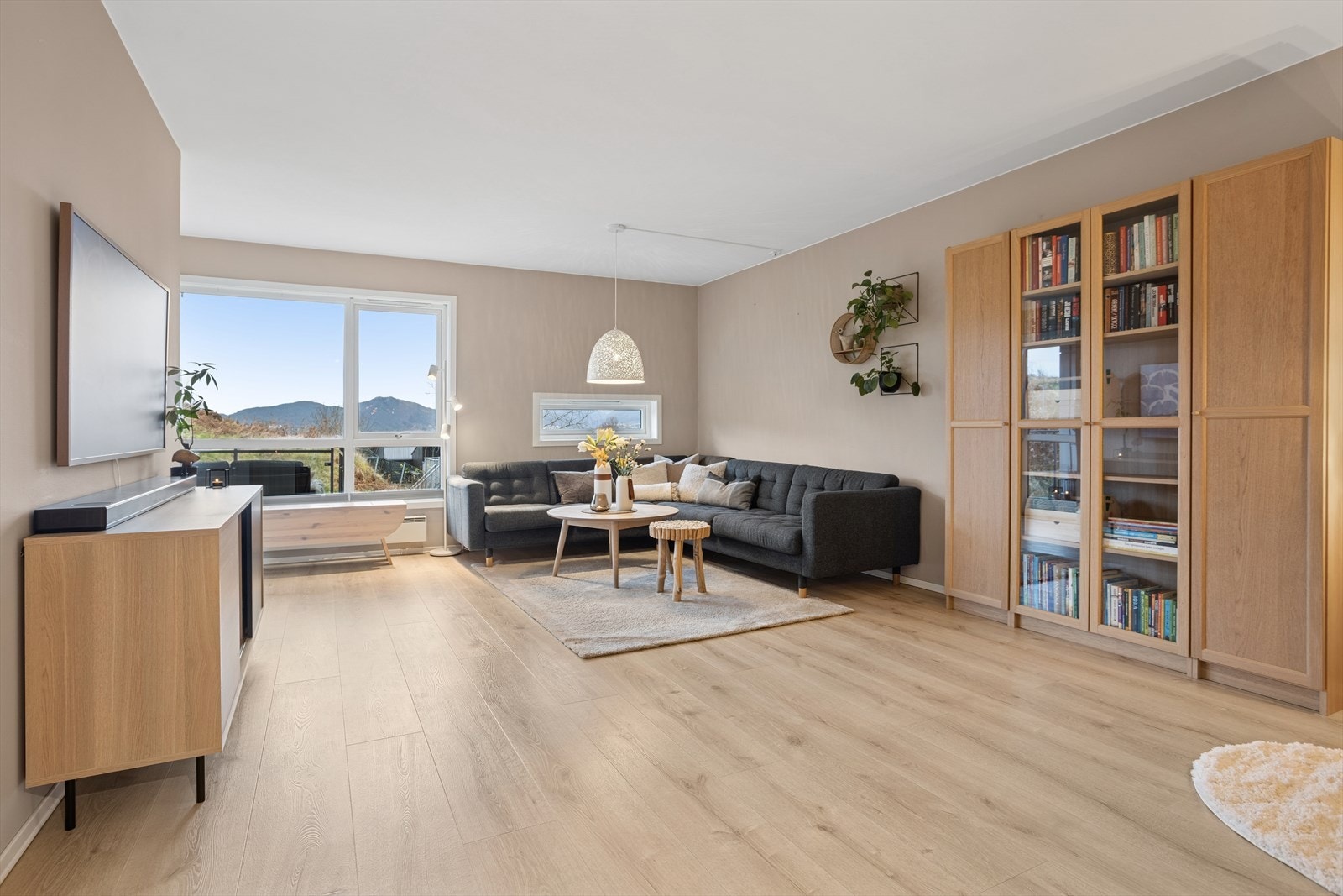 Stuen er lys og romslig, med gode møbleringsmuligheter og plass til flere soner Galleribilde