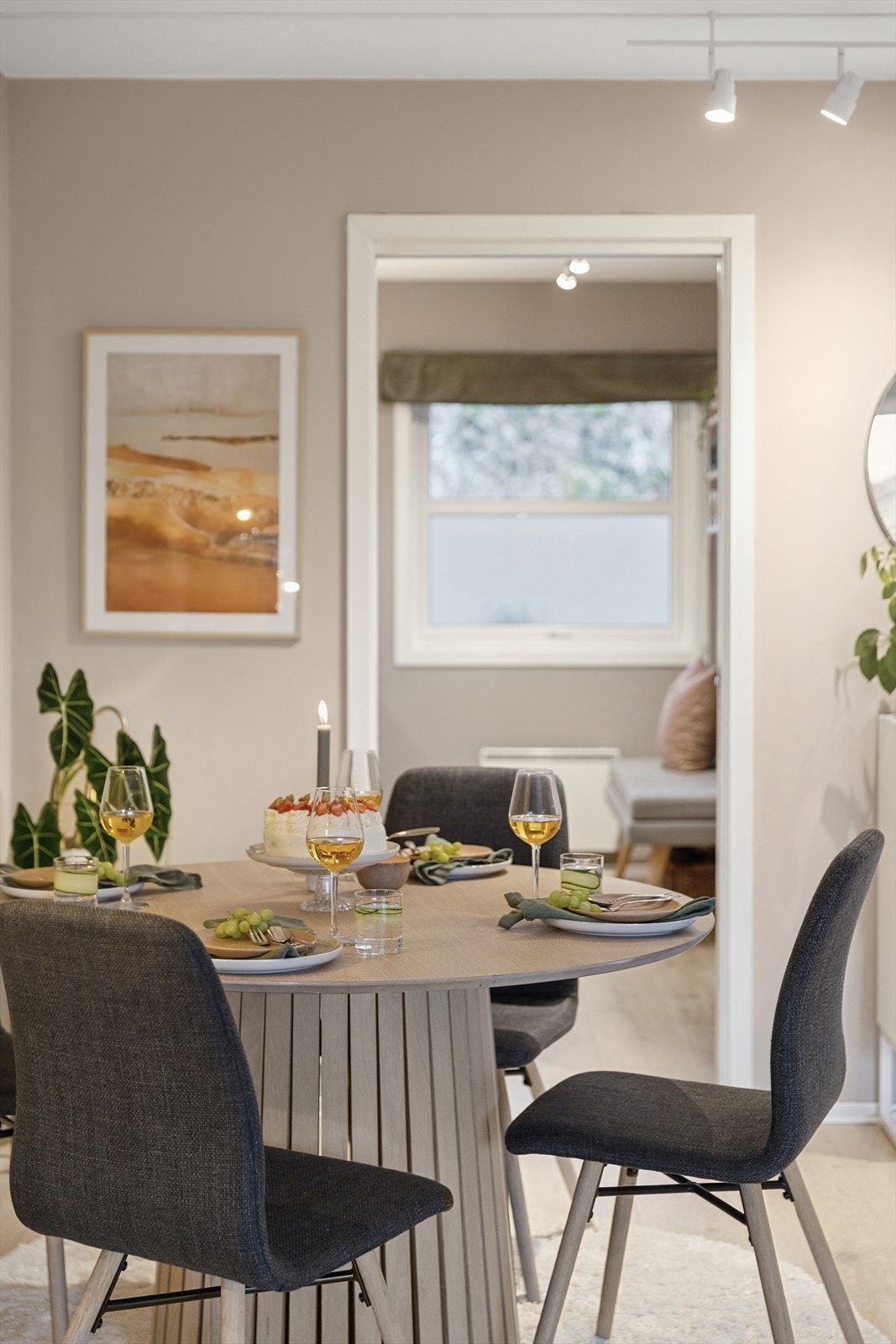 Stuen er malt i en lun og moderne fargetone. Galleribilde