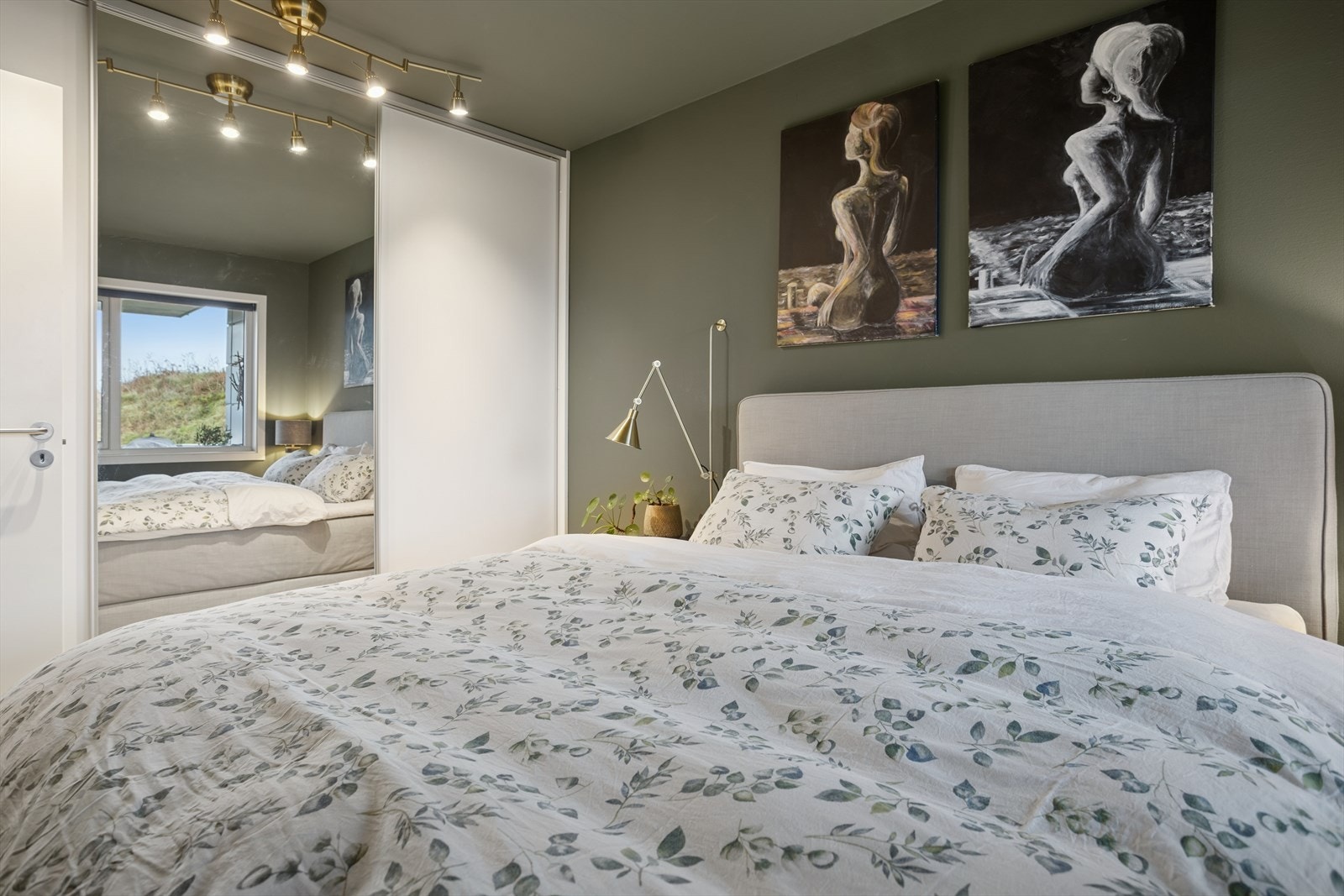 Soverommet har også god garderobeplass. Galleribilde