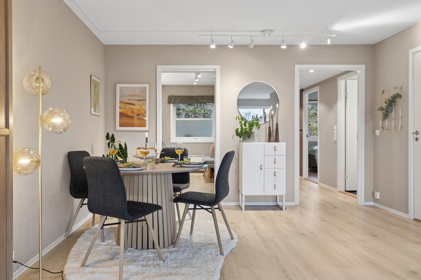 Fra stuen er det enkel adkomst til kjøkkenet. Galleribilde