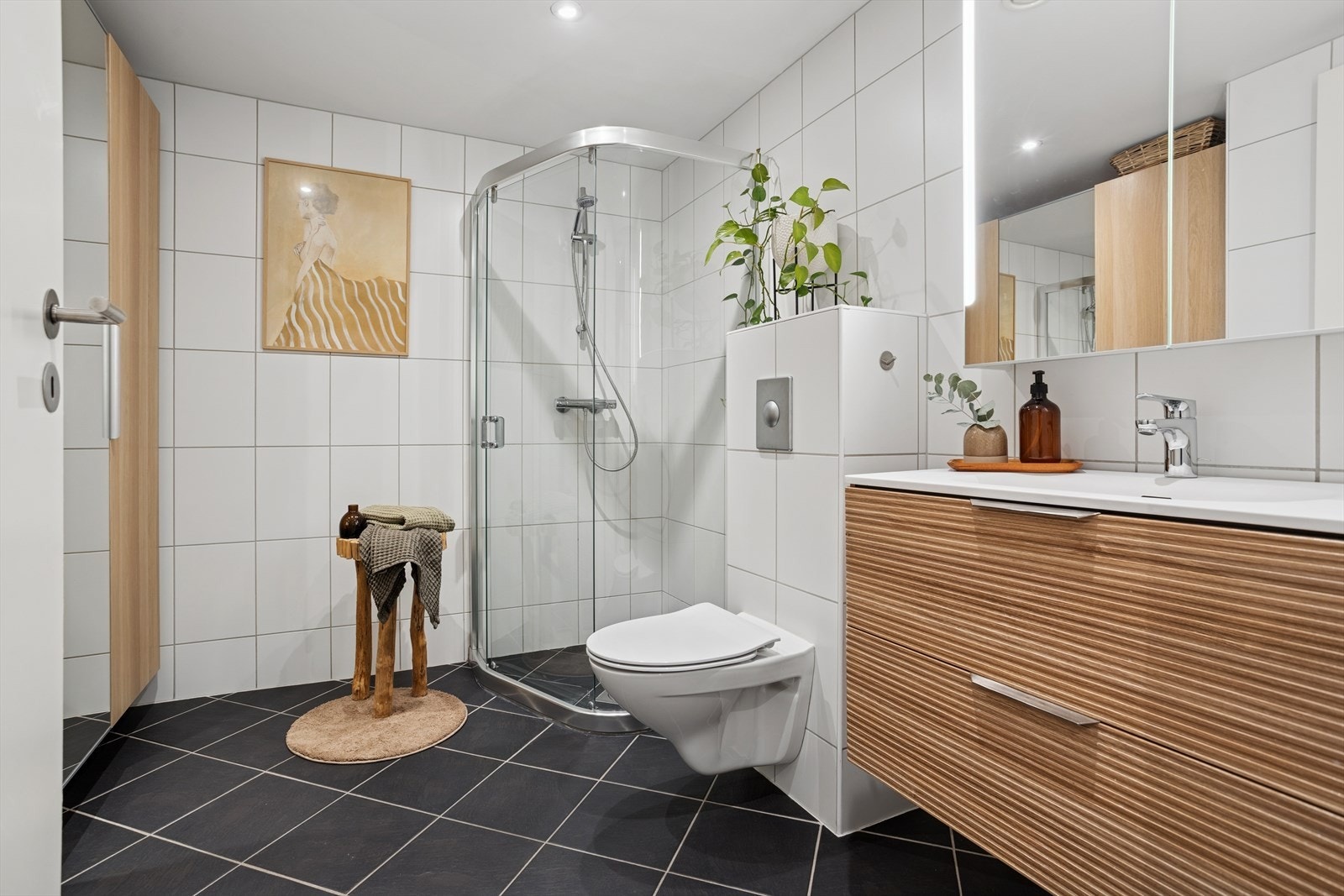 Badet, som er fra byggeåret 2005, har flislagte overflater på både vegger og gulv, med malte flater og downlights i himlingen. Gulvet er utstyrt med elektriske varmekabler. Galleribilde