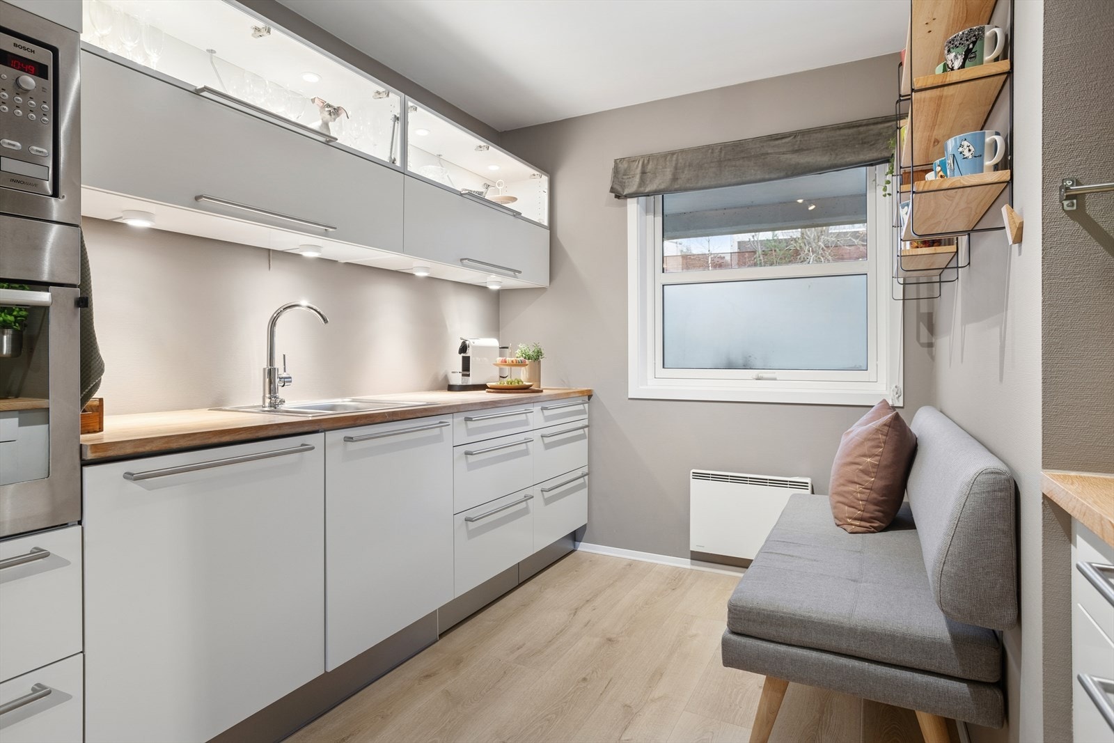 Kjøkkenet har godt med skap- og benkeplass. Galleribilde