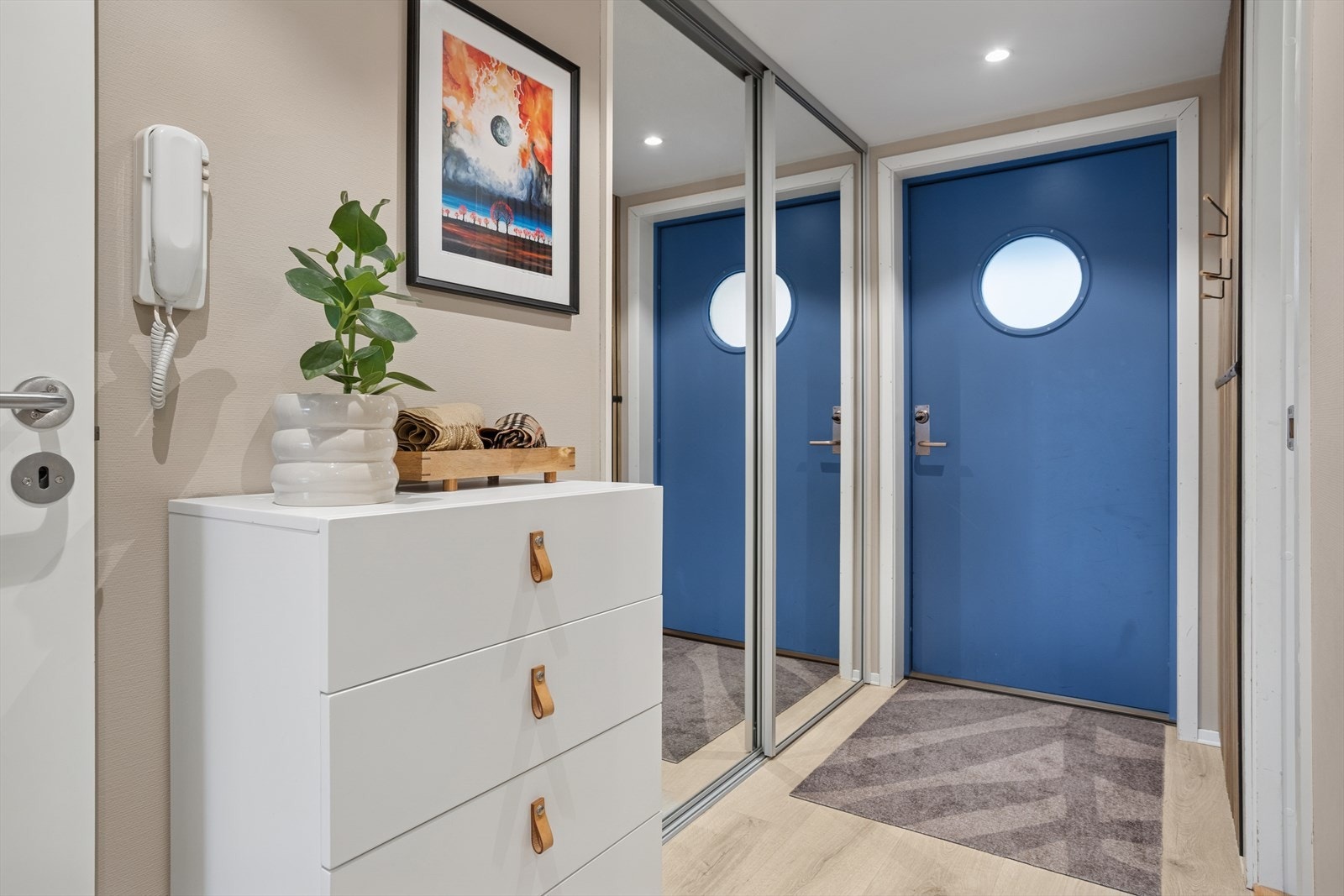 Leiligheten har en lys og innbydende entré med god garderobeplass i skap med skyvedører. Galleribilde