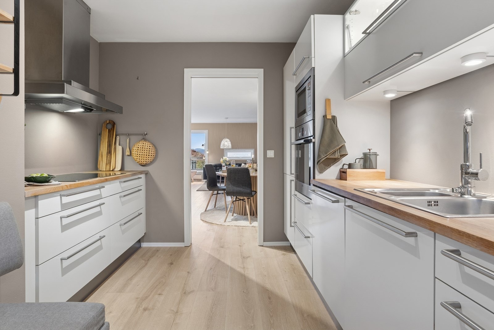 Leiligheten har et HTH-kjøkken fra byggeåret 2005 i en hvit, slett utførelse med en benkeplate i heltre eik. Galleribilde