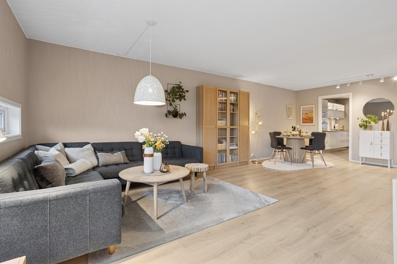 Det er lagt et pent laminatgulv. Galleribilde