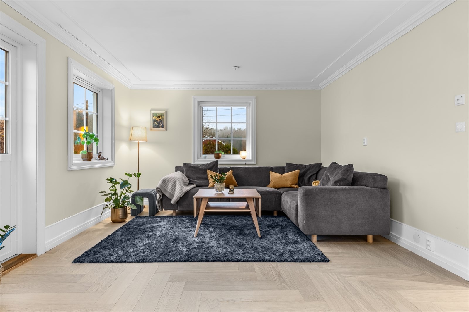 I stuen er det plass til en romslig sofagruppe og tilhørende møblement. Galleribilde