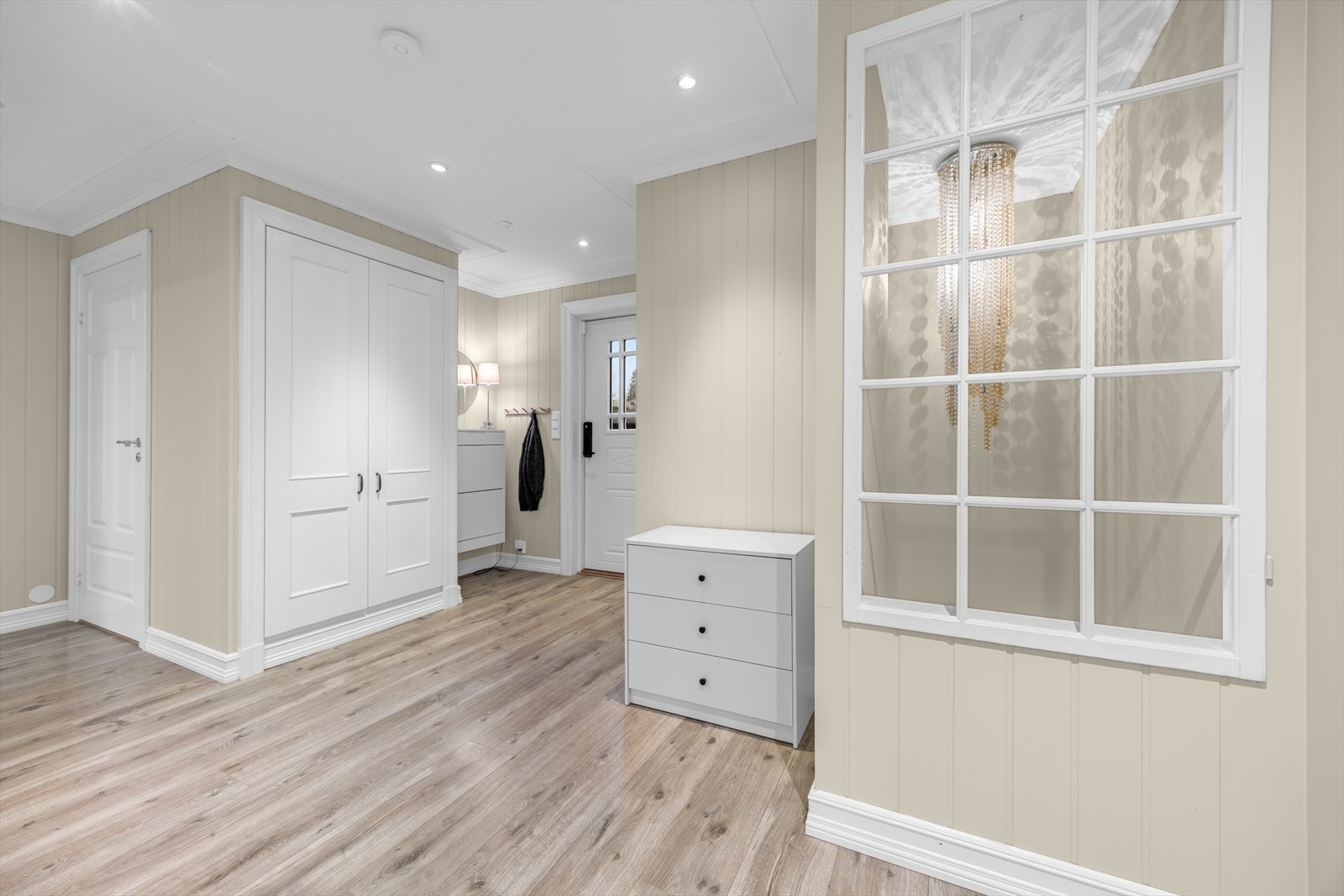 Velkommen inn i en lys og romslig entré som gir et godt førsteinntrykk av boligen. Her har du rikelig med plass til oppbevaring. Galleribilde