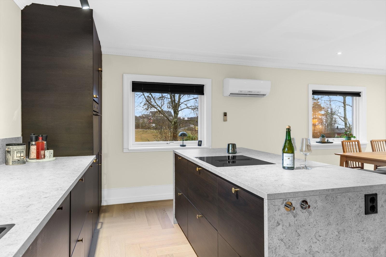 Den åpne løsningen med kjøkkenøy gir både ekstra arbeidsflate og praktiske sitteplasser. Galleribilde