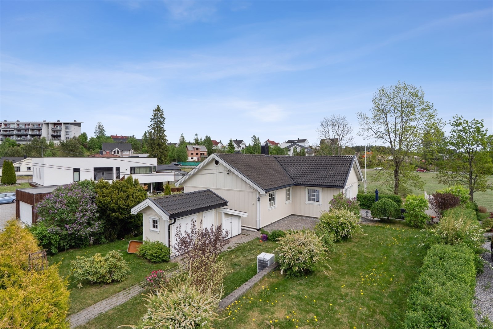 Fra eiendommen har du enkelt tilgang til flotte tur- og friluftsområder med blant annet Vågvann som byr på bade, padle - og fiskemuligheter. Galleribilde