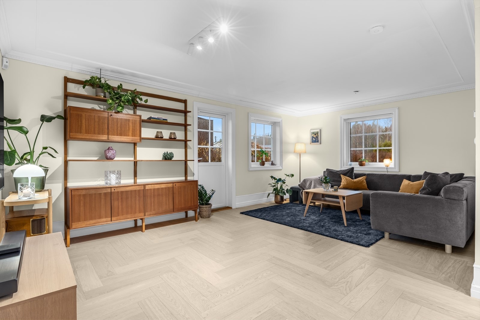 Du har utgang til boligens terrasse fra stuen. Galleribilde