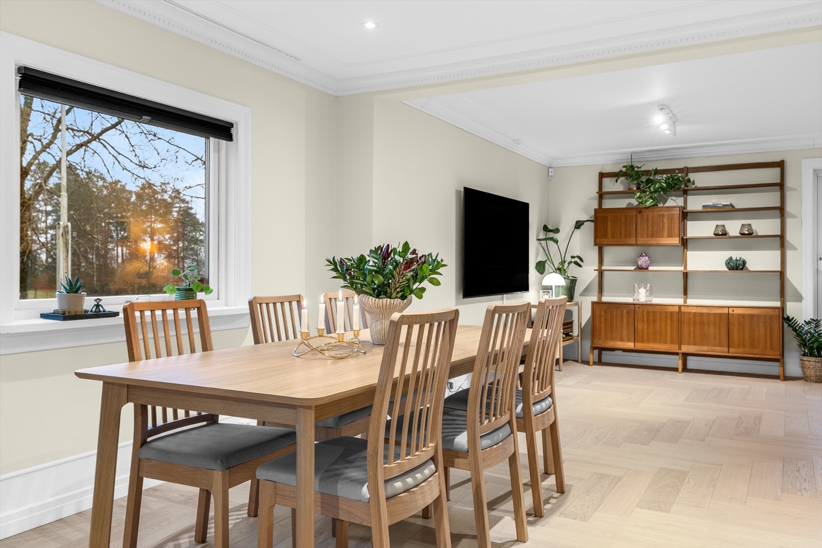 Det ble lagt ny fiskebensparkett i rommet i 2024. Galleribilde