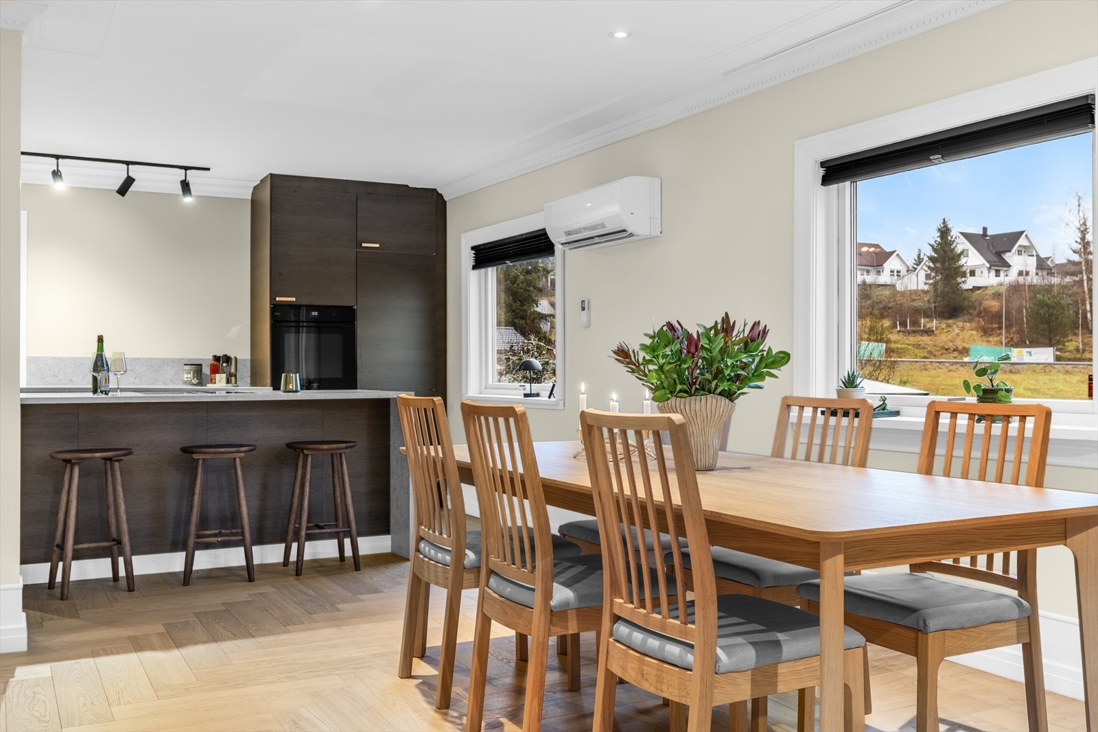 Boligens stue og spisestue utgjør et innbydende oppholdsareal med store vindusflater som slipper inn rikelig med naturlig dagslys. Galleribilde