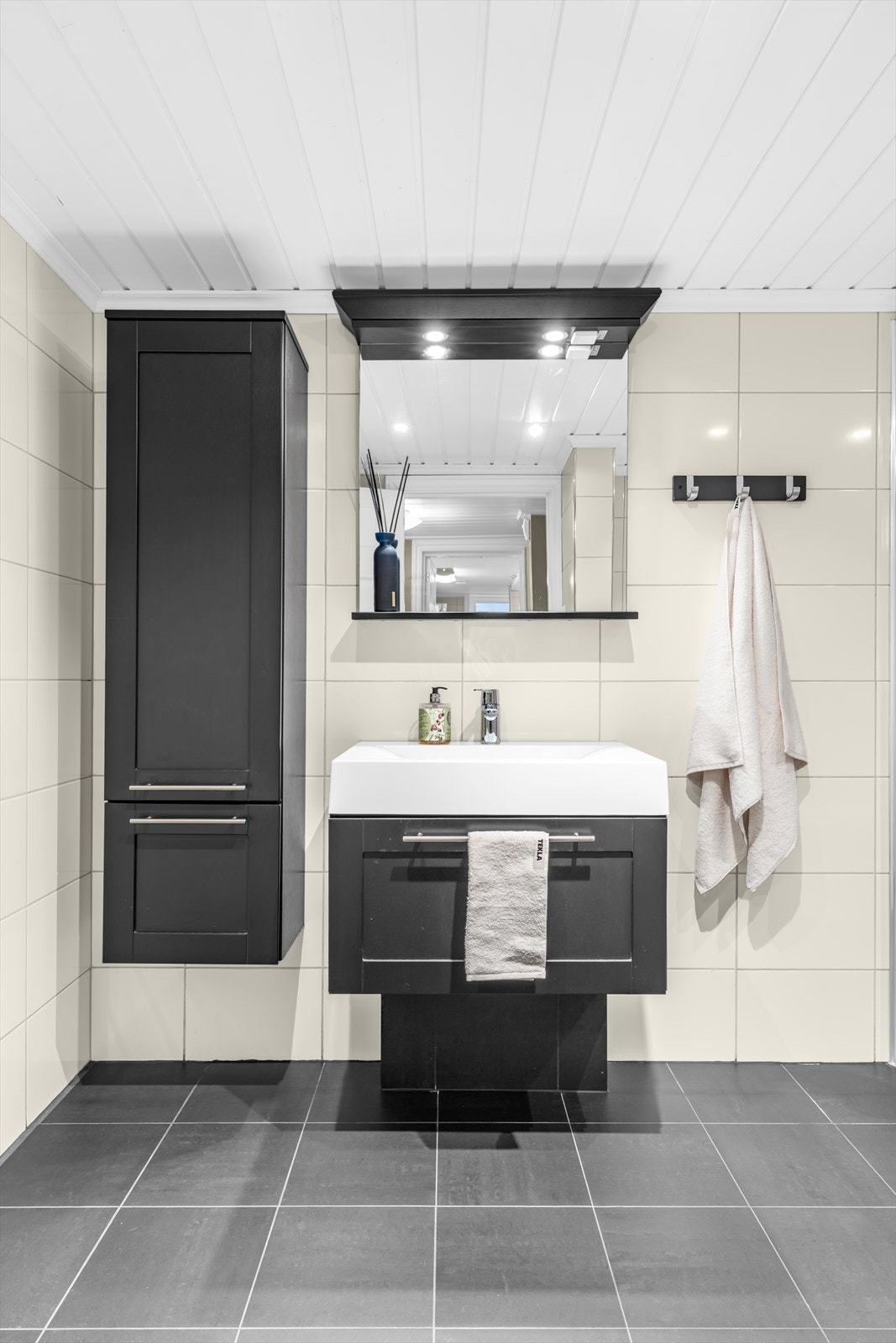 Rommet er opplyst å være oppgradert i 2012 og inneholder servant med underskap, høyskap, speil med lys, dusjhjørne med innfellbare glassdører og kverntoalett. Galleribilde