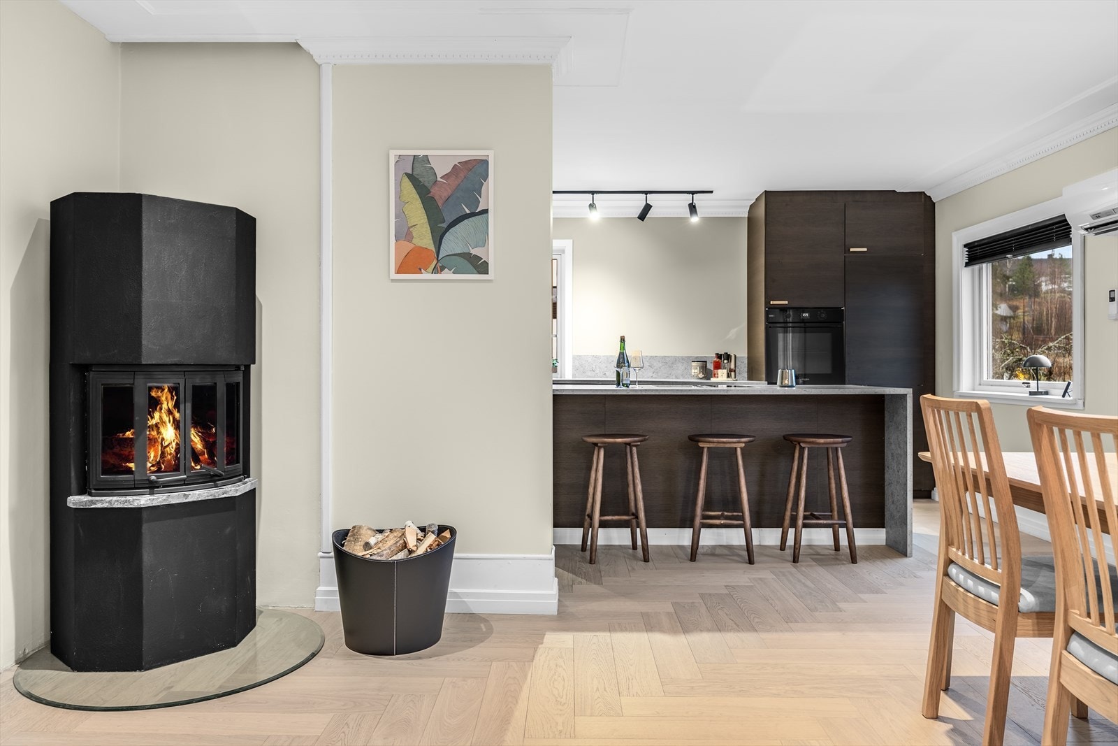 Spisestuen har god plass til en stor spisegruppe, og peisovnen skaper en lun og hyggelig atmosfære. Galleribilde