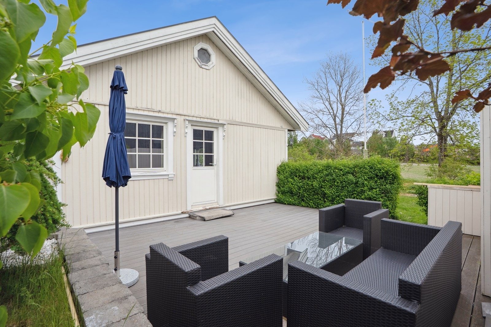 En fin forlengelse av oppholdsrommet med solrike forhold og gode muligheter for sosiale sammenkomster. Galleribilde