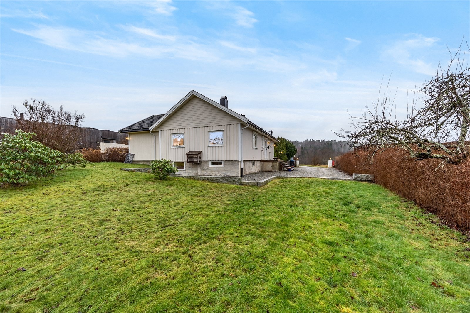 Eiendommen har en stor solrik og usjenert hage med flere fine uteplasser! Galleribilde