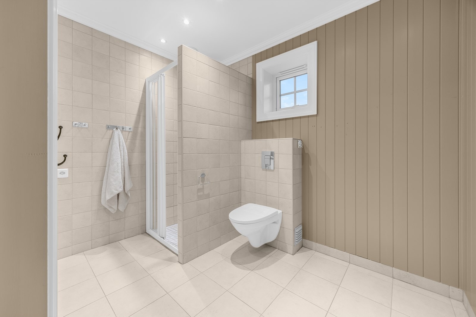 Baderommet er delvis flislagt på gulv og vegger og er utstyrt med gulvvarme. Galleribilde