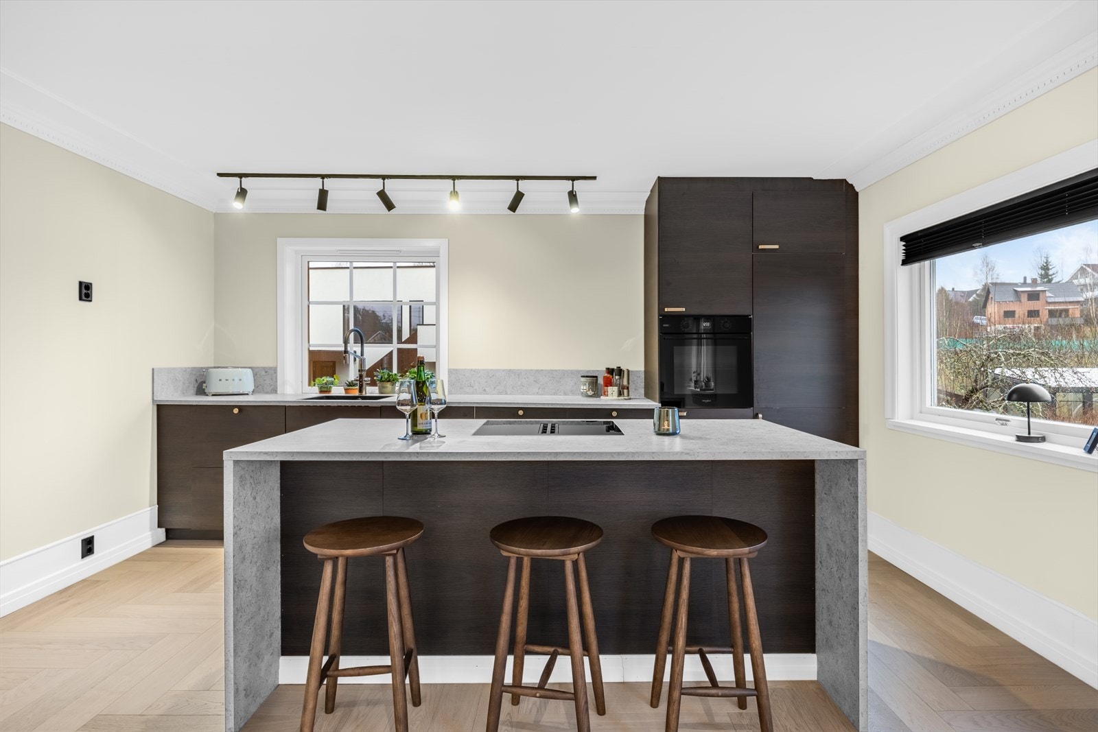 Innredningen er fra IKEA og holder et moderne uttrykk og integrerte hvitevarer. Galleribilde