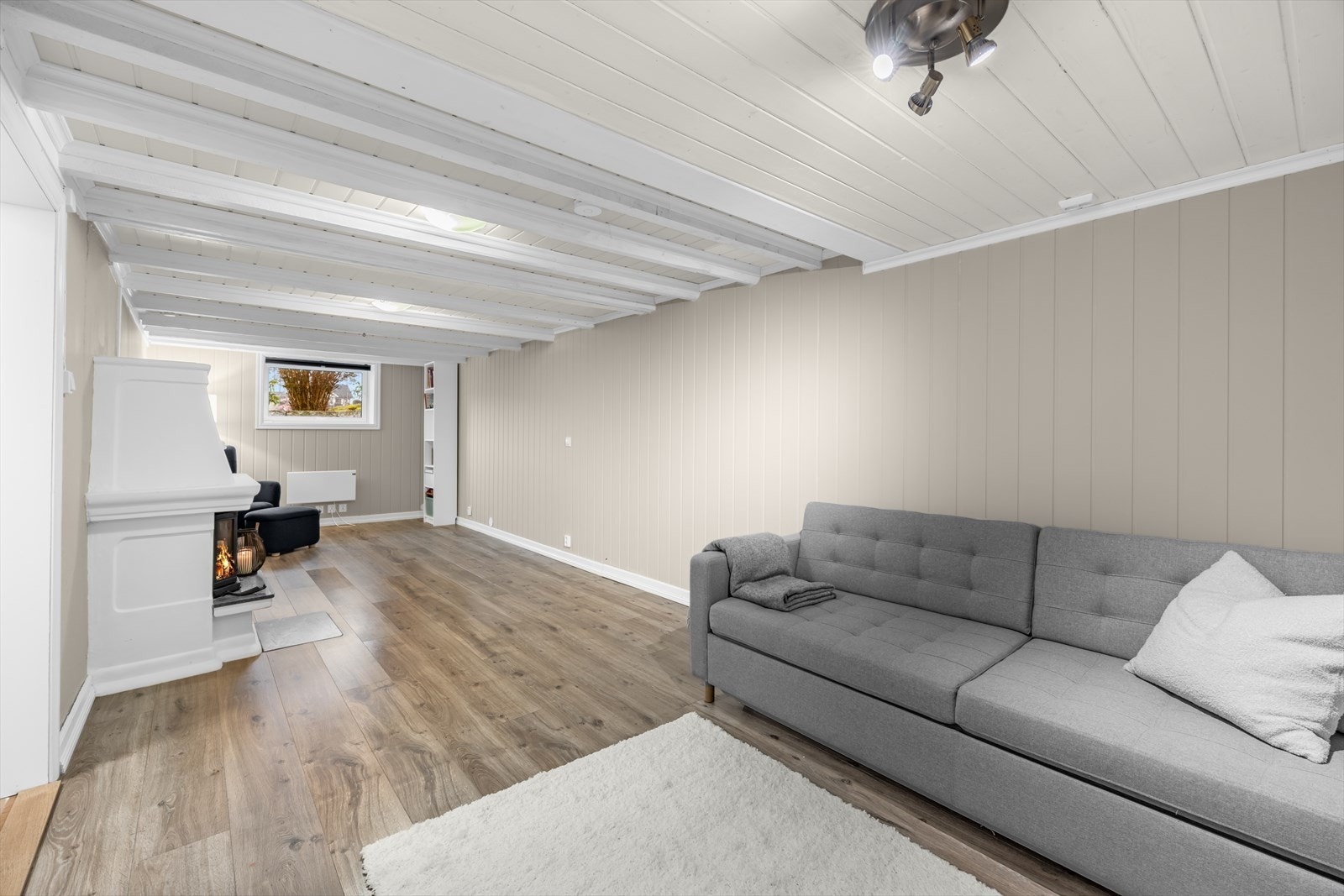 Kjellerstuen er et stort og romslig oppholdsrom med gode møbleringsmuligheter. Rommet kan brukes som for eksempel kjellerstue eller soverom! Galleribilde