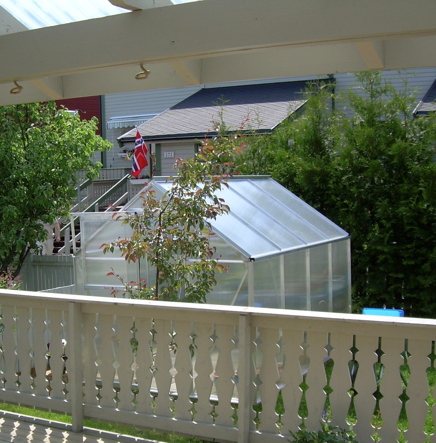 Selger opplyser om at de har et drivhus som kan følge ved boligen ved handel. Galleribilde