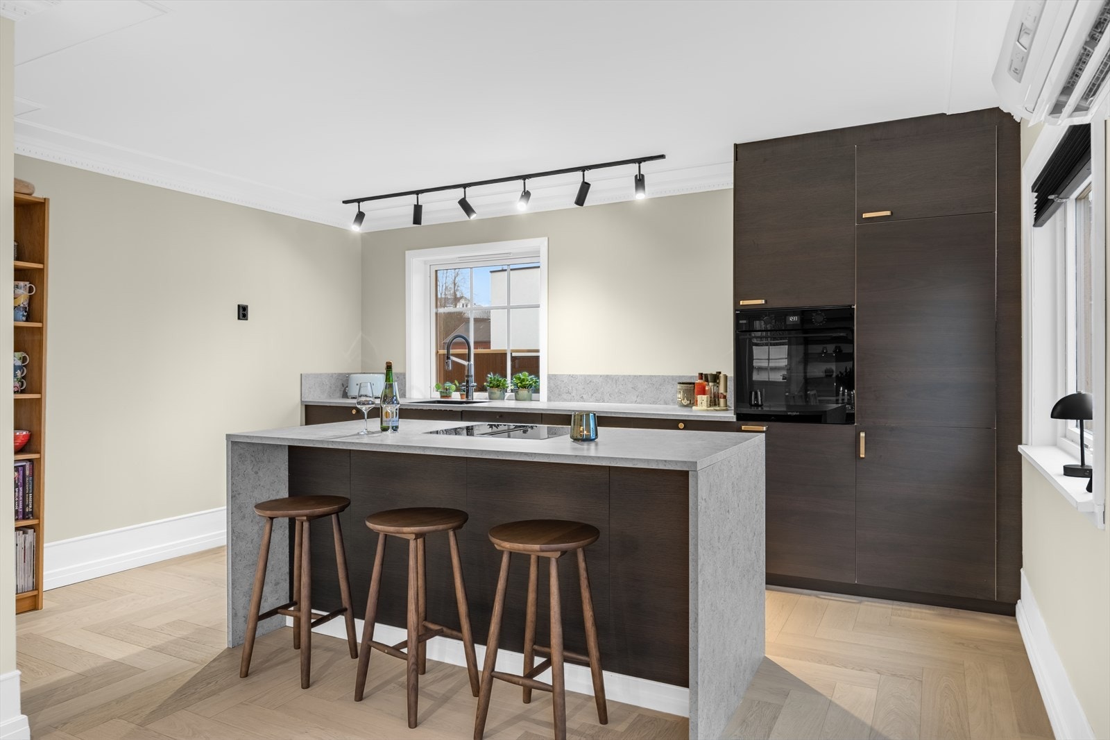 Kjøkkenet ligger i åpen løsning med stuen og ble oppgradert i 2024. Galleribilde