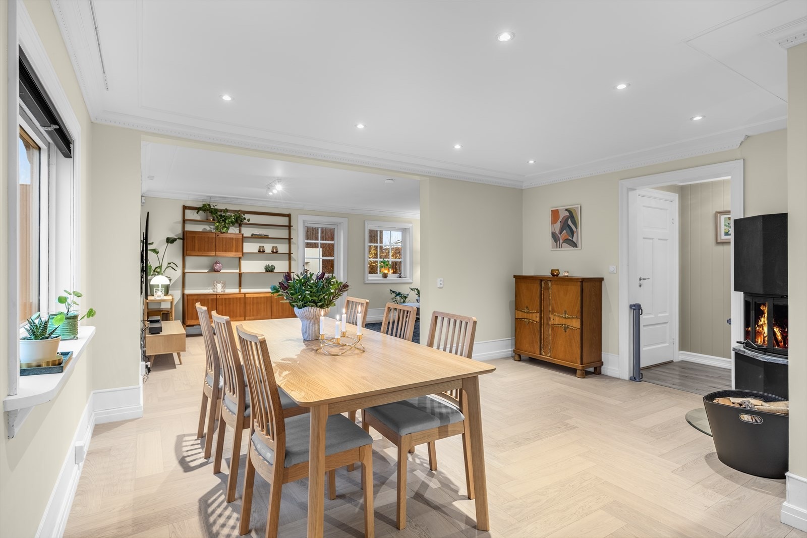 Rommet er godt belyst med spotlights i himlingen i tillegg til store vindusflater på flere sider. Galleribilde